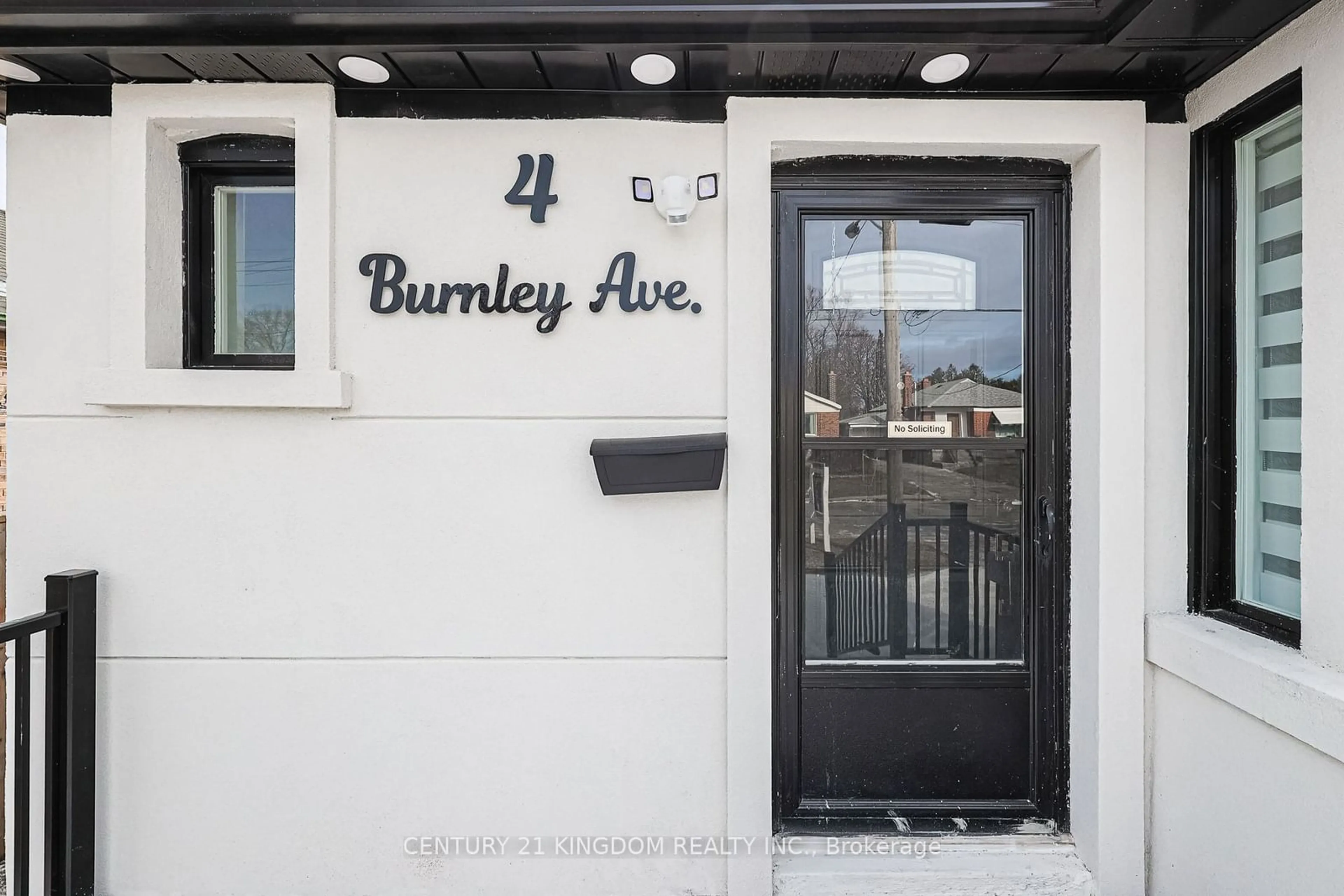 Indoor entryway for 4 Burnley Ave, Toronto Ontario M1R 2M4