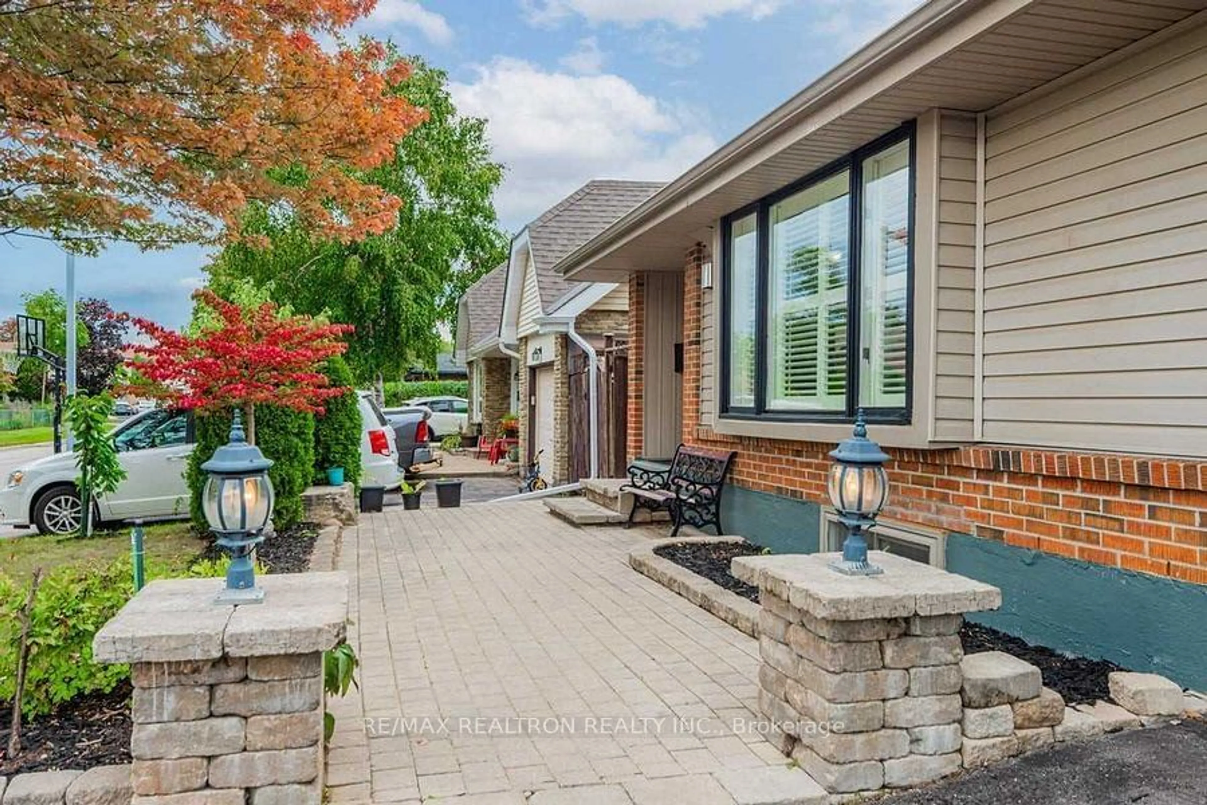 Patio, street for 7 Cardiff Crt, Whitby Ontario L1N 5N8