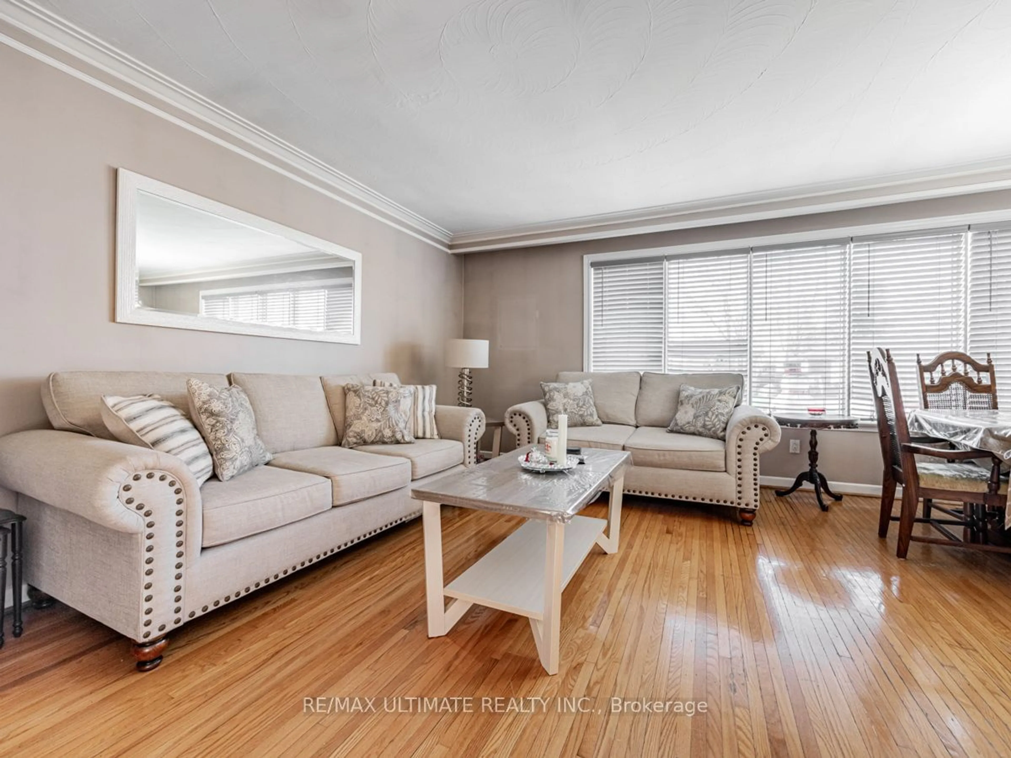 Living room with furniture, wood/laminate floor for 19 Brantwood Dr, Toronto Ontario M1H 2G5