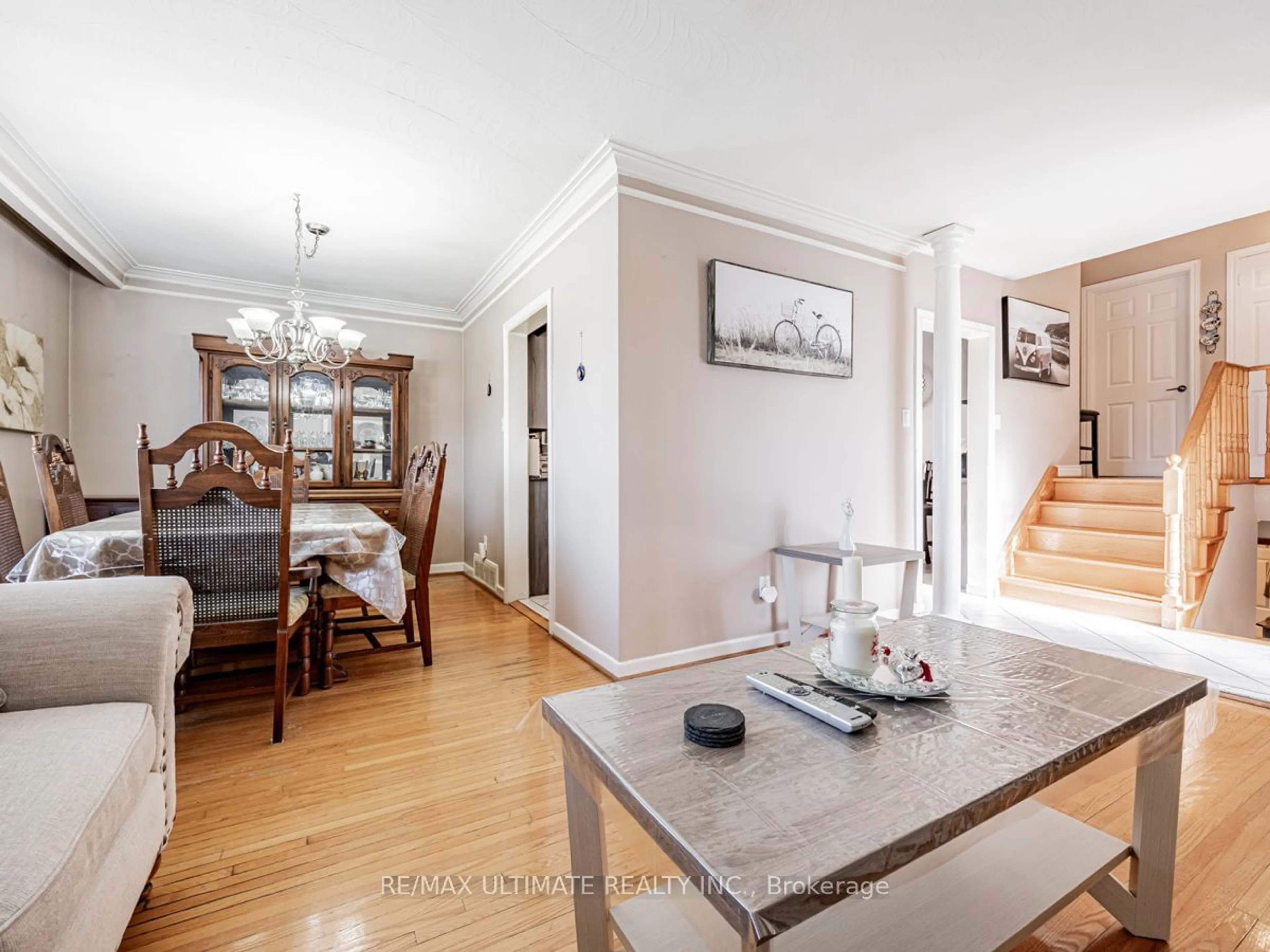 Dining room, wood/laminate floor for 19 Brantwood Dr, Toronto Ontario M1H 2G5