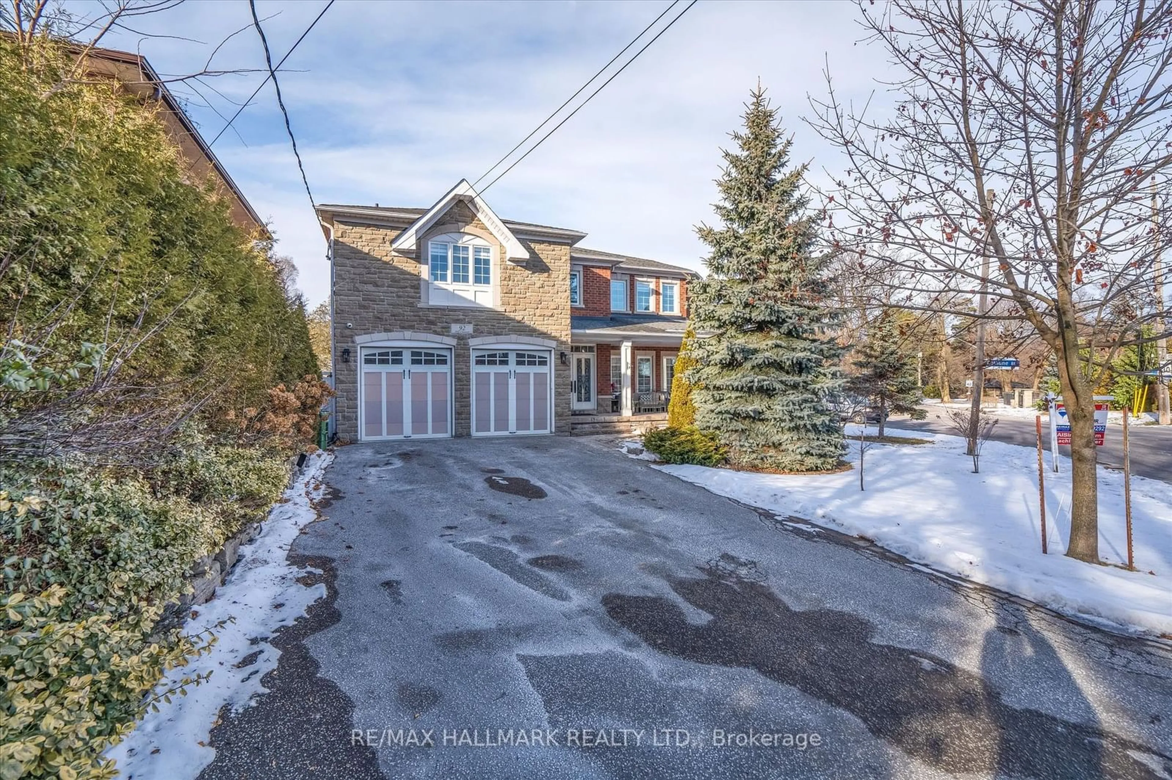 A pic from outside/outdoor area/front of a property/back of a property/a pic from drone, street for 92 Hill Cres, Toronto Ontario M1M 1J6