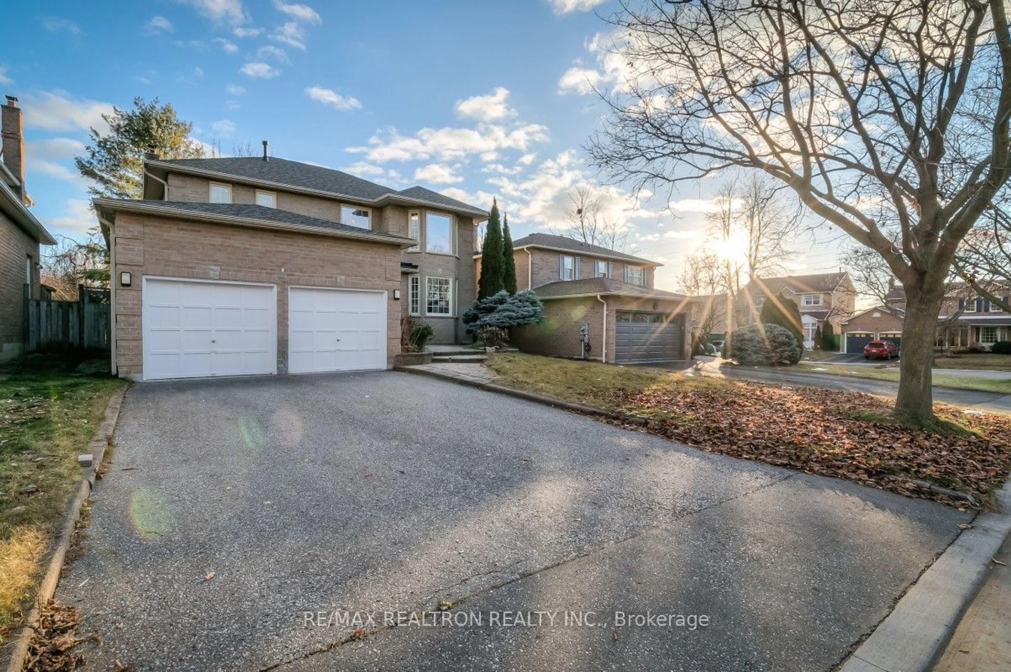 A pic from outside/outdoor area/front of a property/back of a property/a pic from drone, street for 33 Flint Cres, Whitby Ontario L1R 1J7