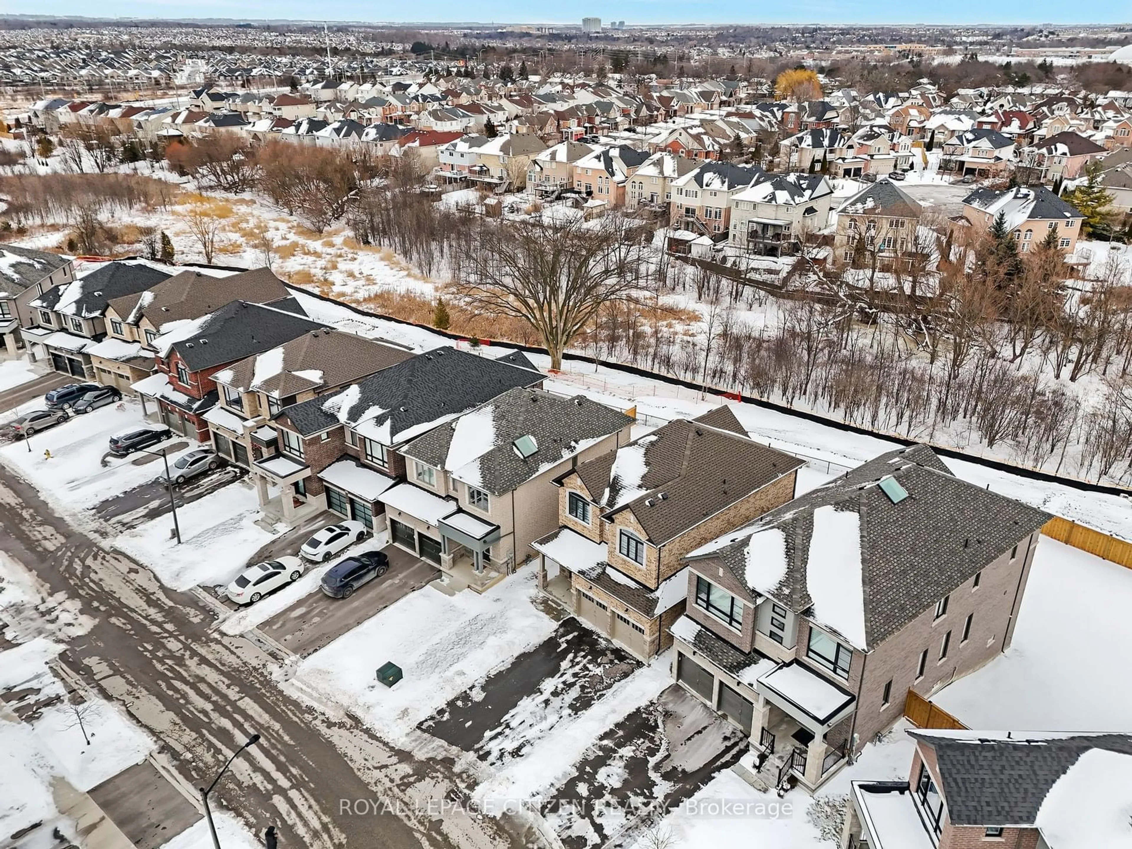 A pic from outside/outdoor area/front of a property/back of a property/a pic from drone, unknown for 82 Closson Dr, Whitby Ontario L1N 9Y6