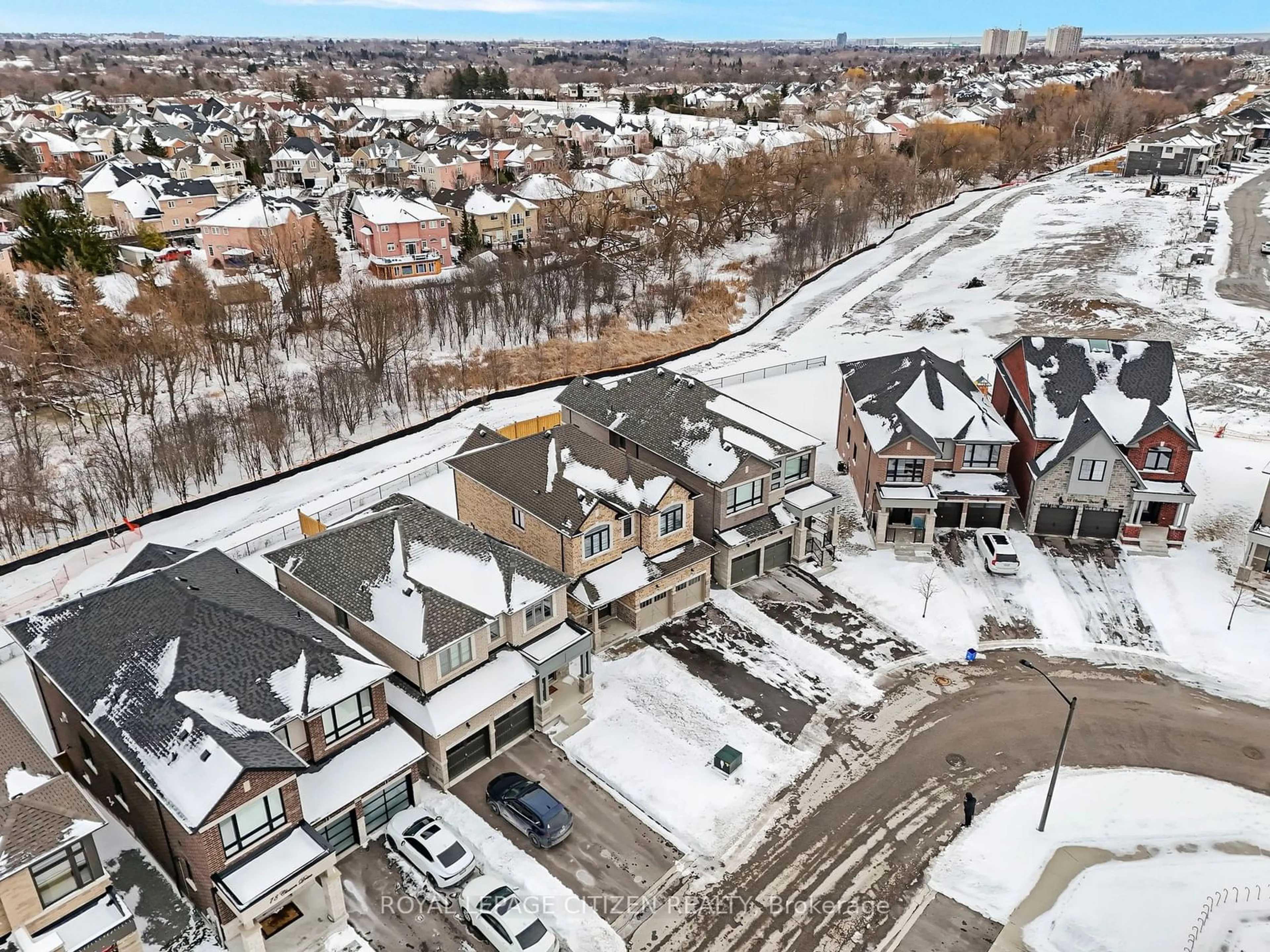 A pic from outside/outdoor area/front of a property/back of a property/a pic from drone, street for 82 Closson Dr, Whitby Ontario L1N 9Y6