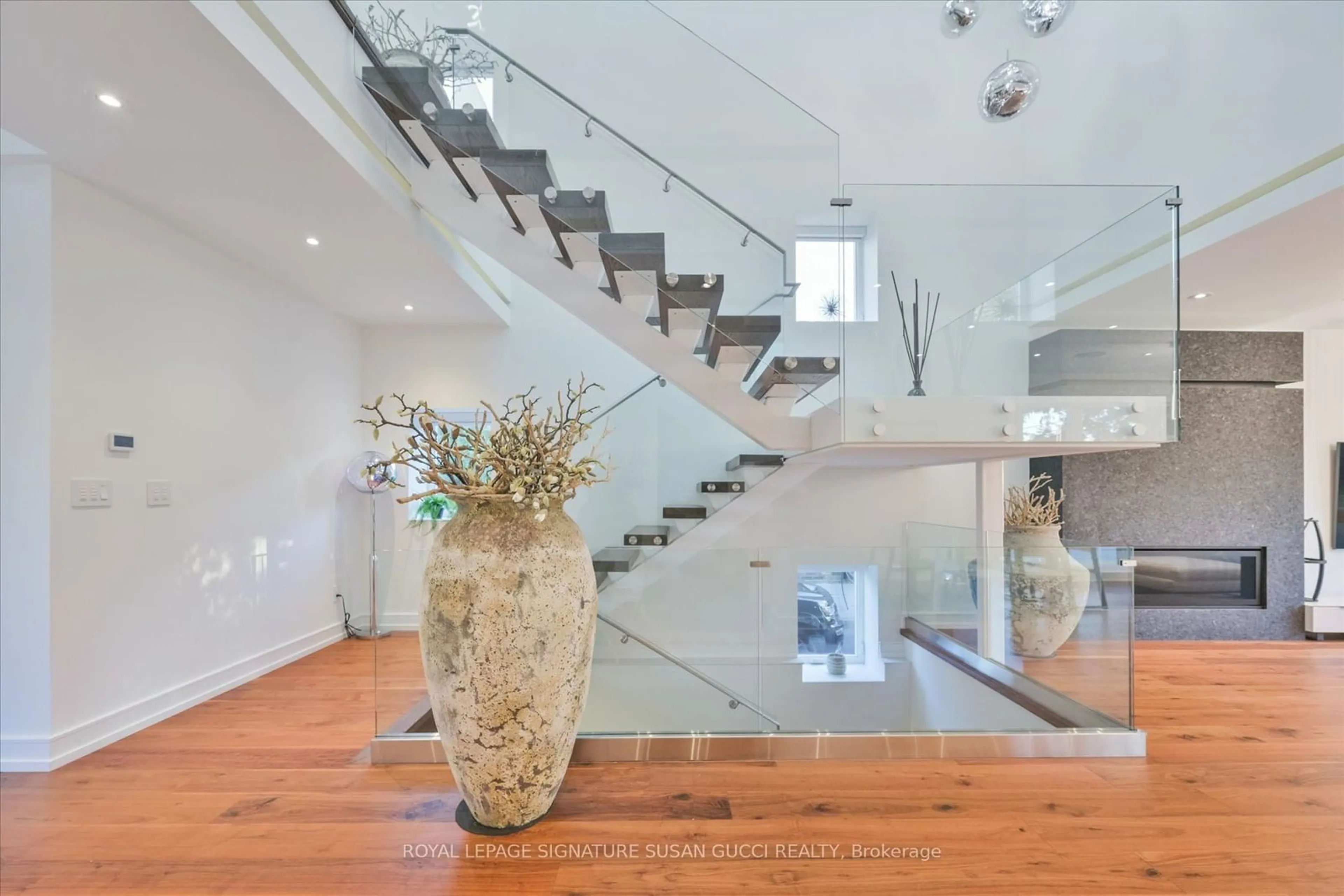 Indoor foyer for 61 Presley Ave, Toronto Ontario M1L 3P4