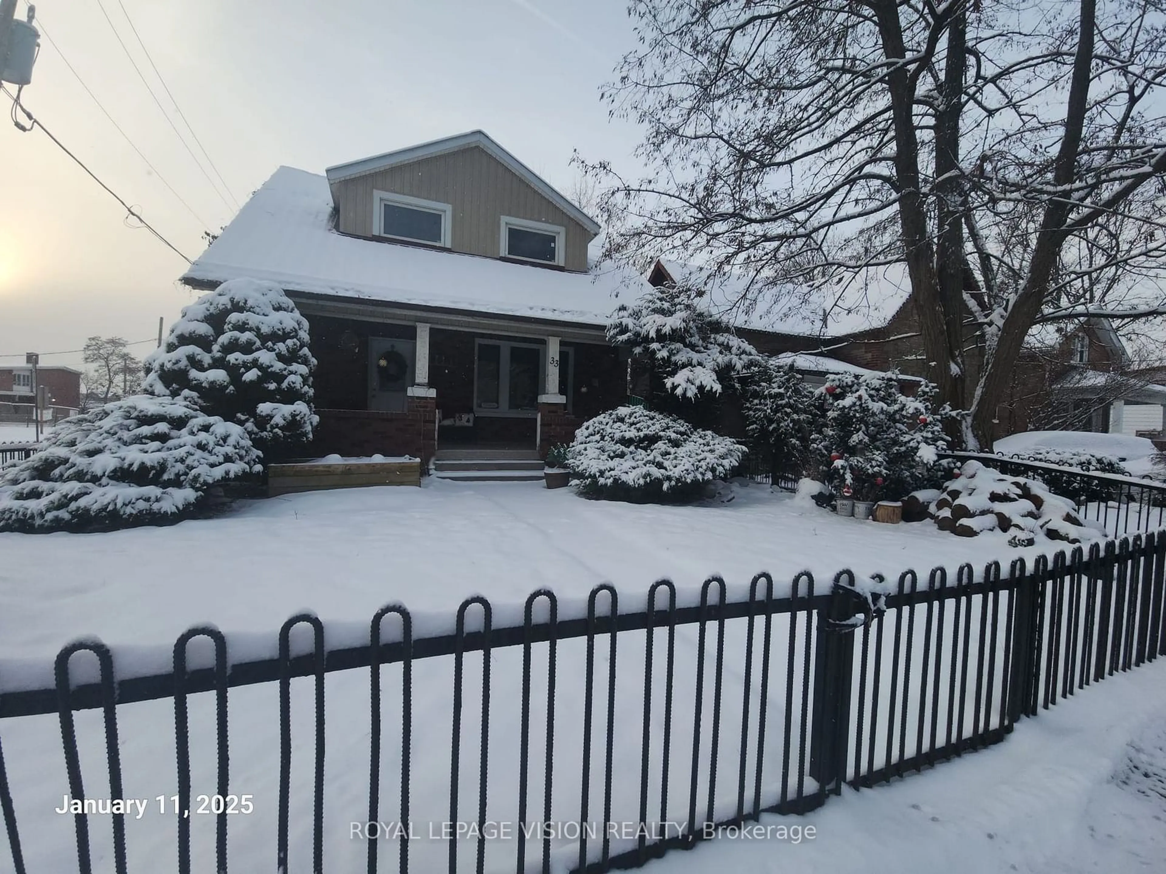 A pic from outside/outdoor area/front of a property/back of a property/a pic from drone, street for 33 Adelaide Ave, Oshawa Ontario L1G 1Y4