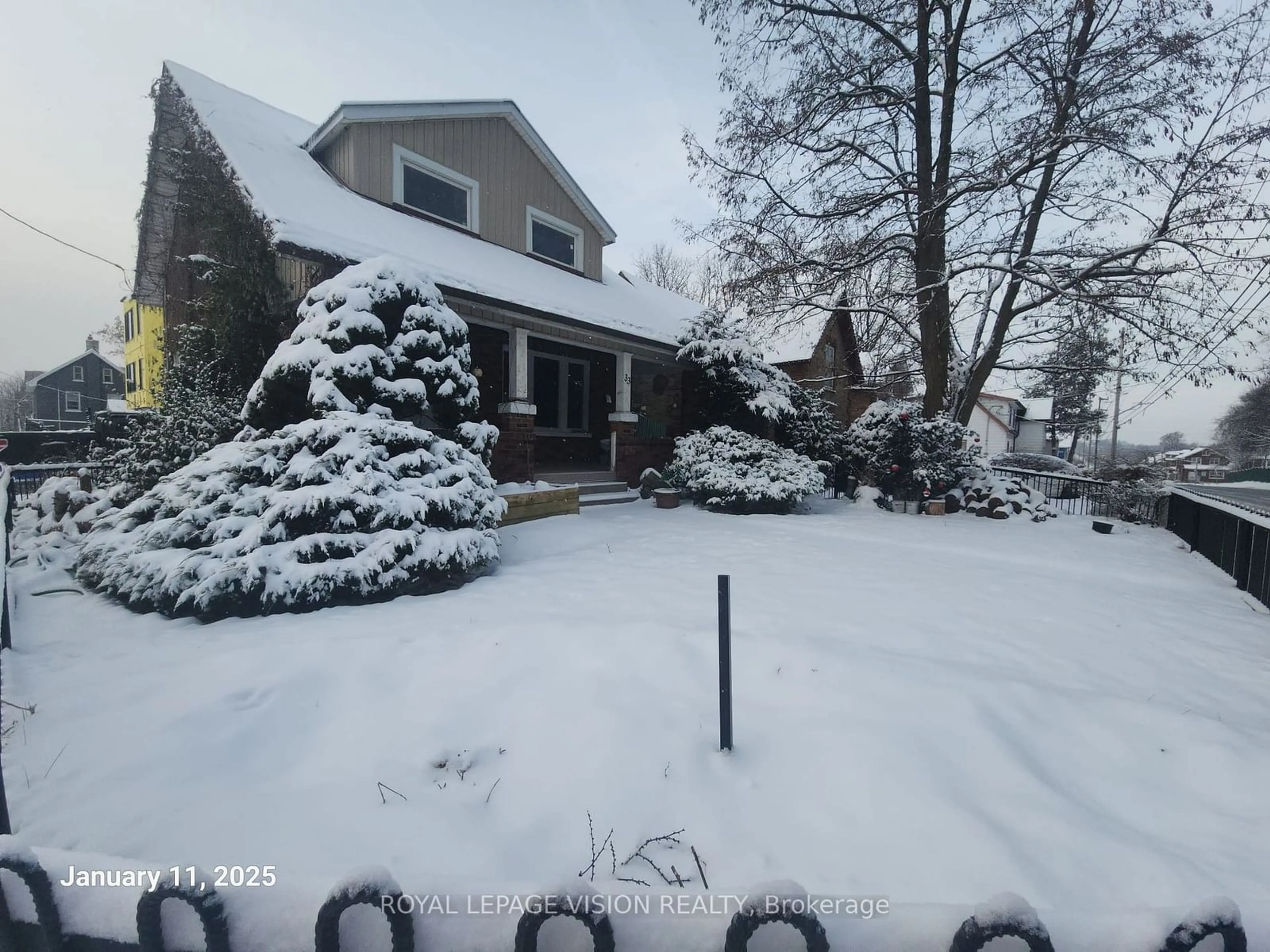 A pic from outside/outdoor area/front of a property/back of a property/a pic from drone, street for 33 Adelaide Ave, Oshawa Ontario L1G 1Y4