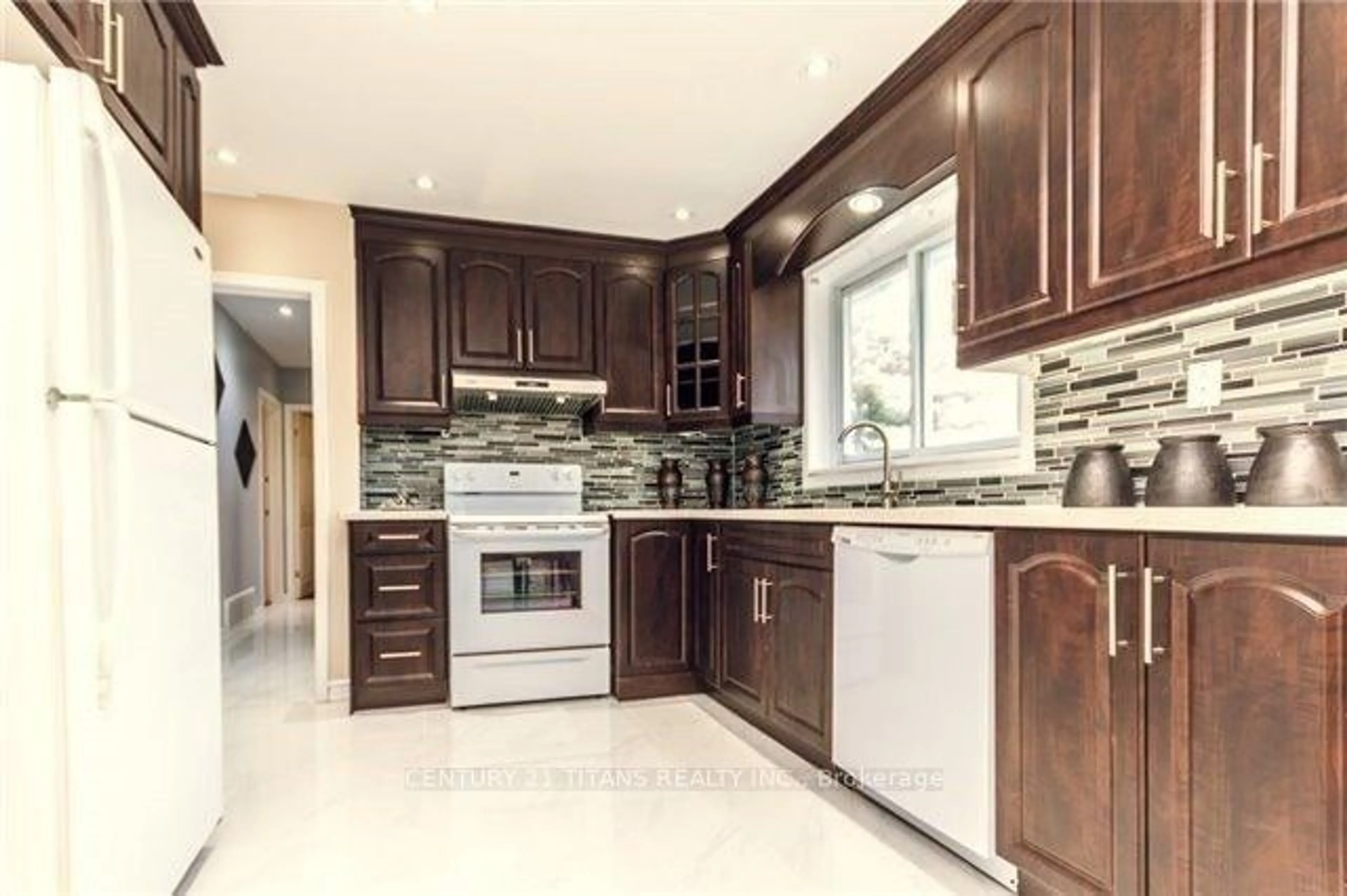 Open concept kitchen, ceramic/tile floor for 22 Griselda Cres, Toronto Ontario M1G 3P6