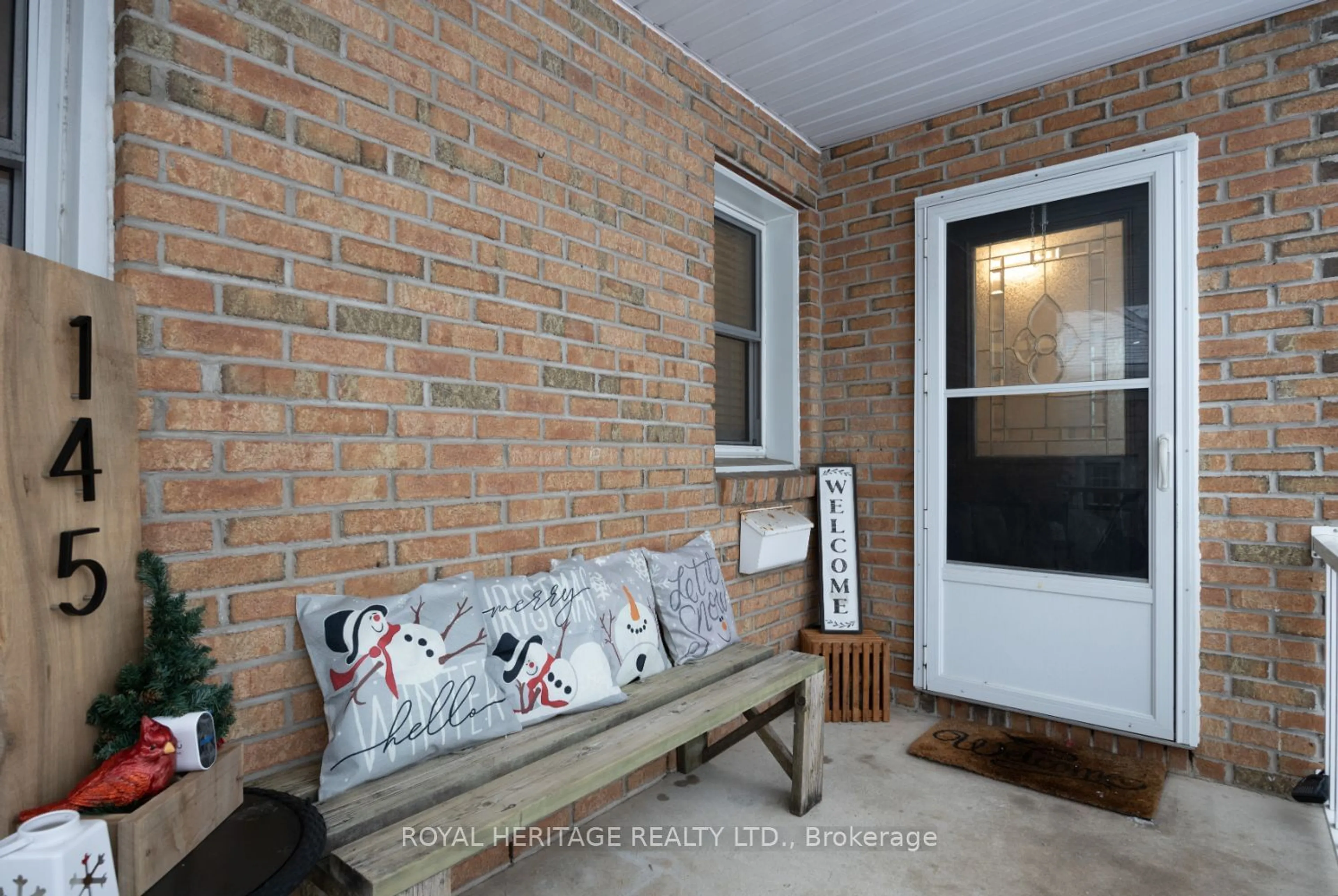 Indoor entryway for 145 Central Park Blvd, Oshawa Ontario L1G 5Y6