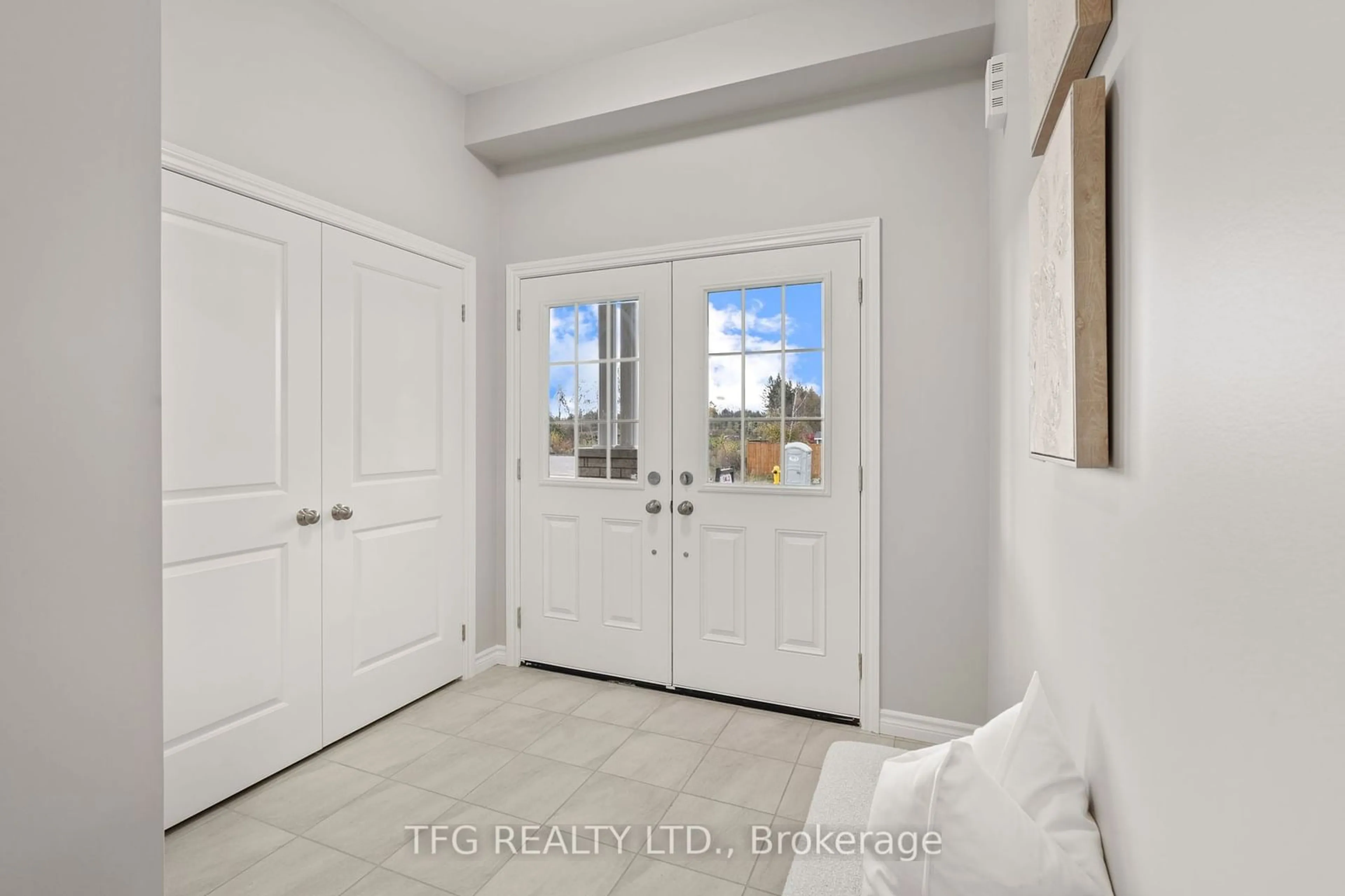 Indoor entryway for 50 Broome Ave, Clarington Ontario L1E 0B1