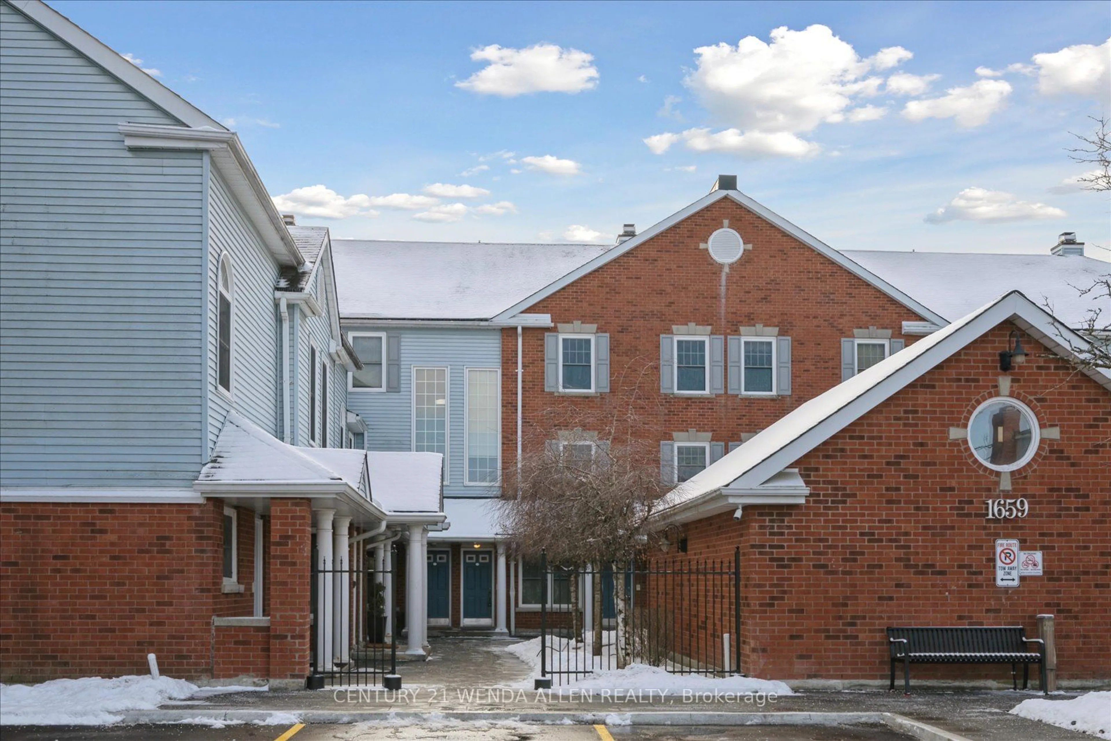 Indoor foyer for 1659 Nash Rd #I8, Clarington Ontario L1E 1S8