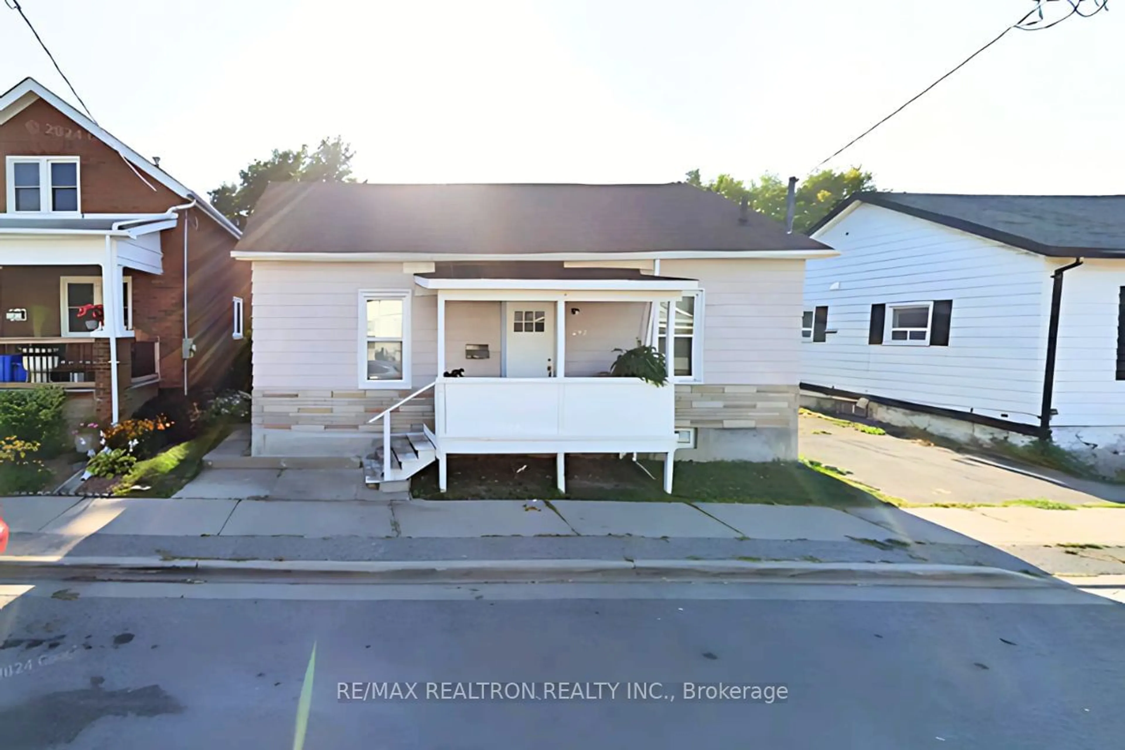 Home with vinyl exterior material, street for 292 Celina St, Oshawa Ontario L1H 4P1