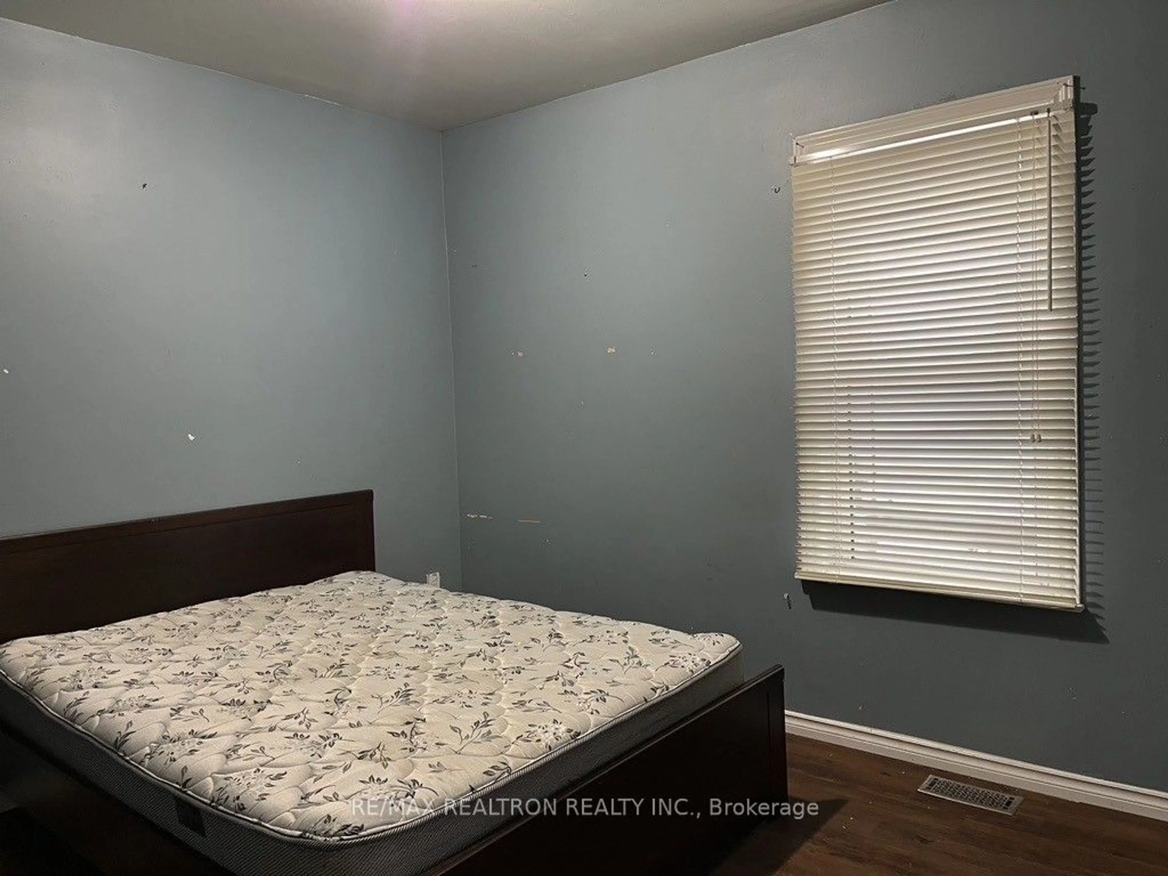 A pic of a room for 292 Celina St, Oshawa Ontario L1H 4P1