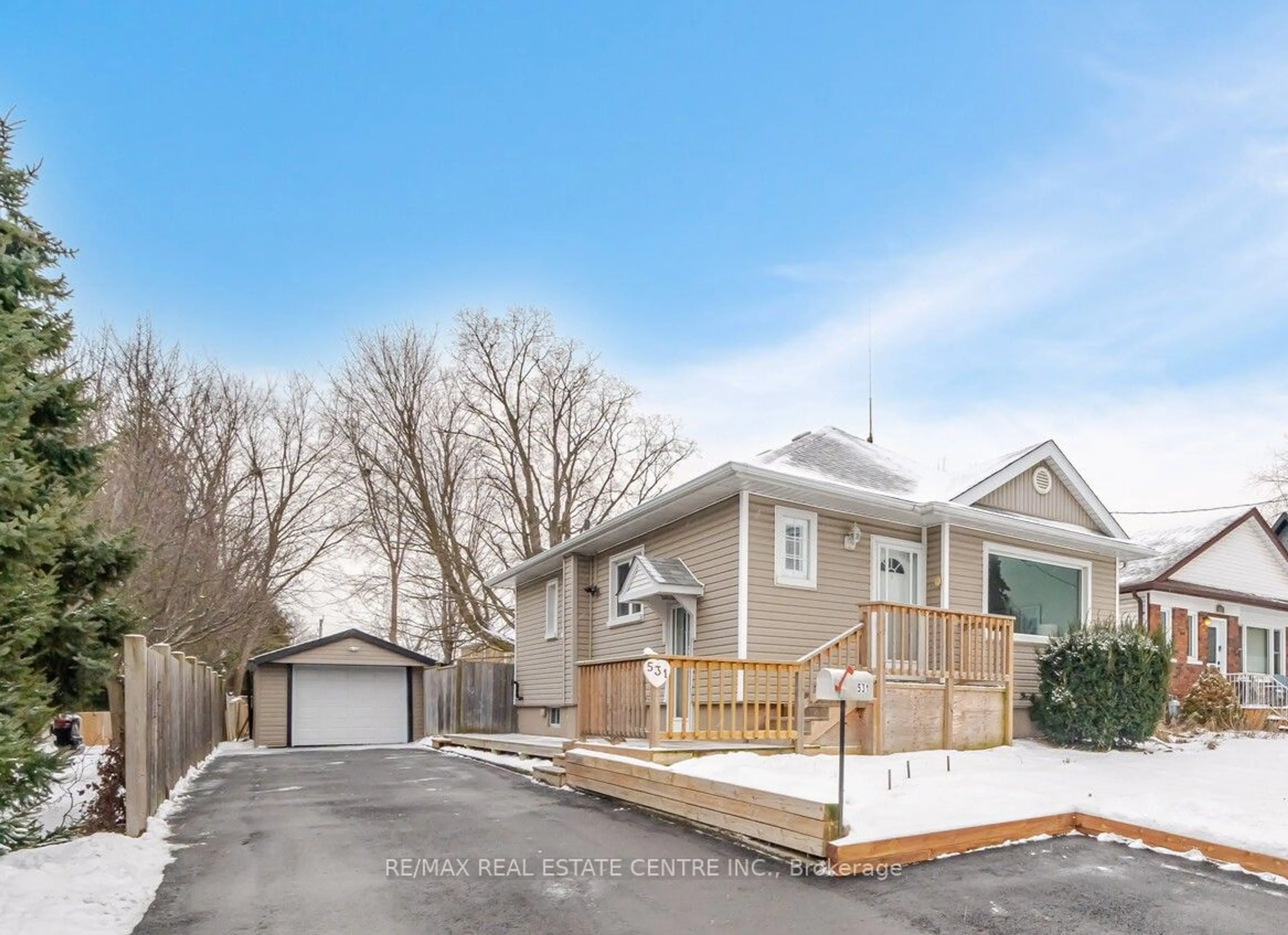 A pic from outside/outdoor area/front of a property/back of a property/a pic from drone, street for 531 King St, Oshawa Ontario L1H 1G2