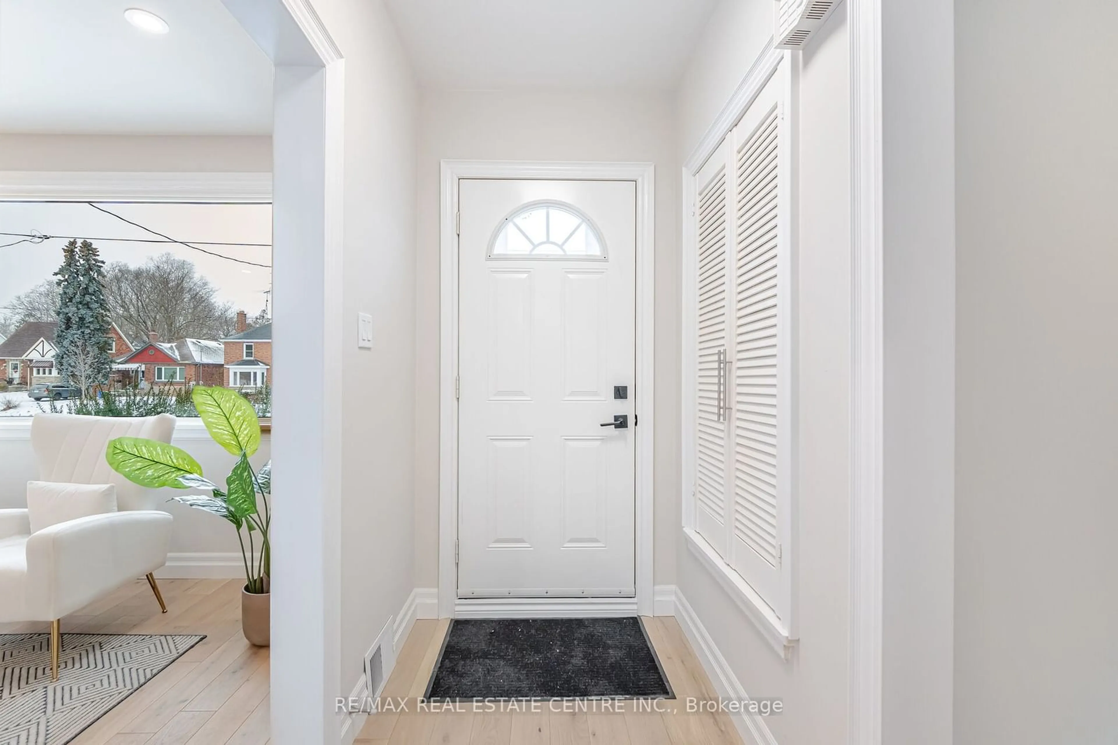 Indoor entryway for 531 King St, Oshawa Ontario L1H 1G2