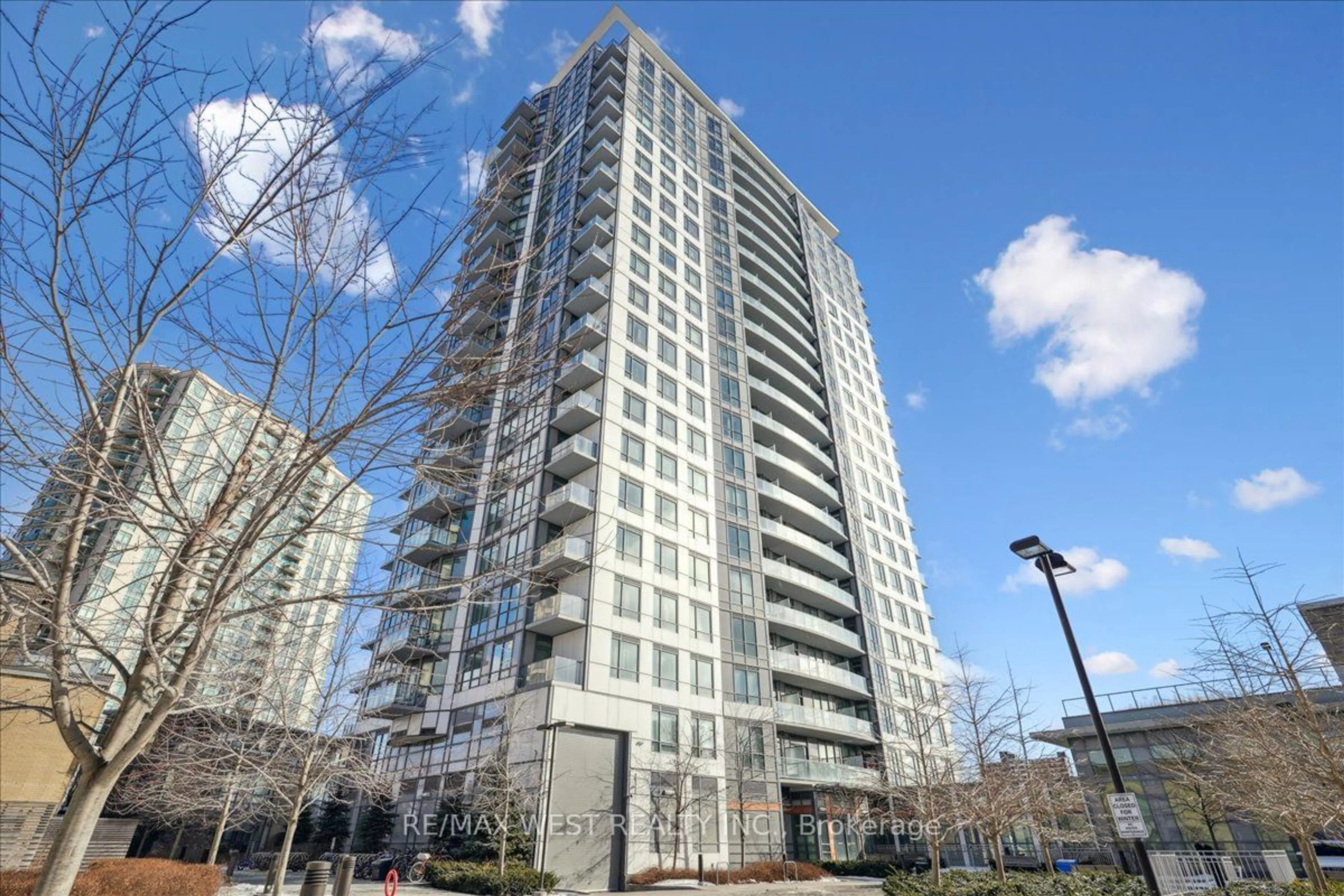 Patio, building for 195 Bonis Ave #813, Toronto Ontario M1T 0A5