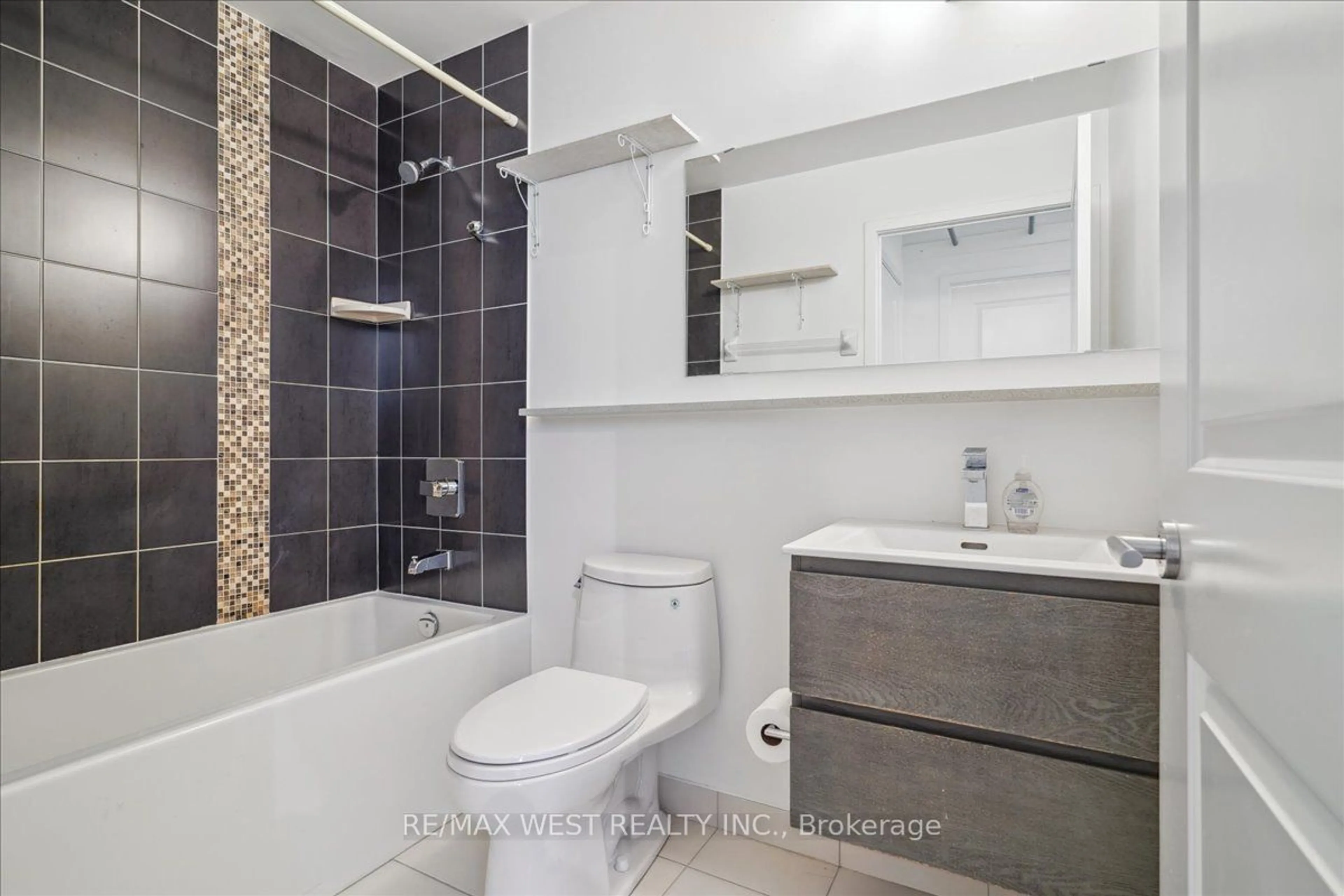 Standard bathroom, ceramic/tile floor for 195 Bonis Ave #813, Toronto Ontario M1T 0A5