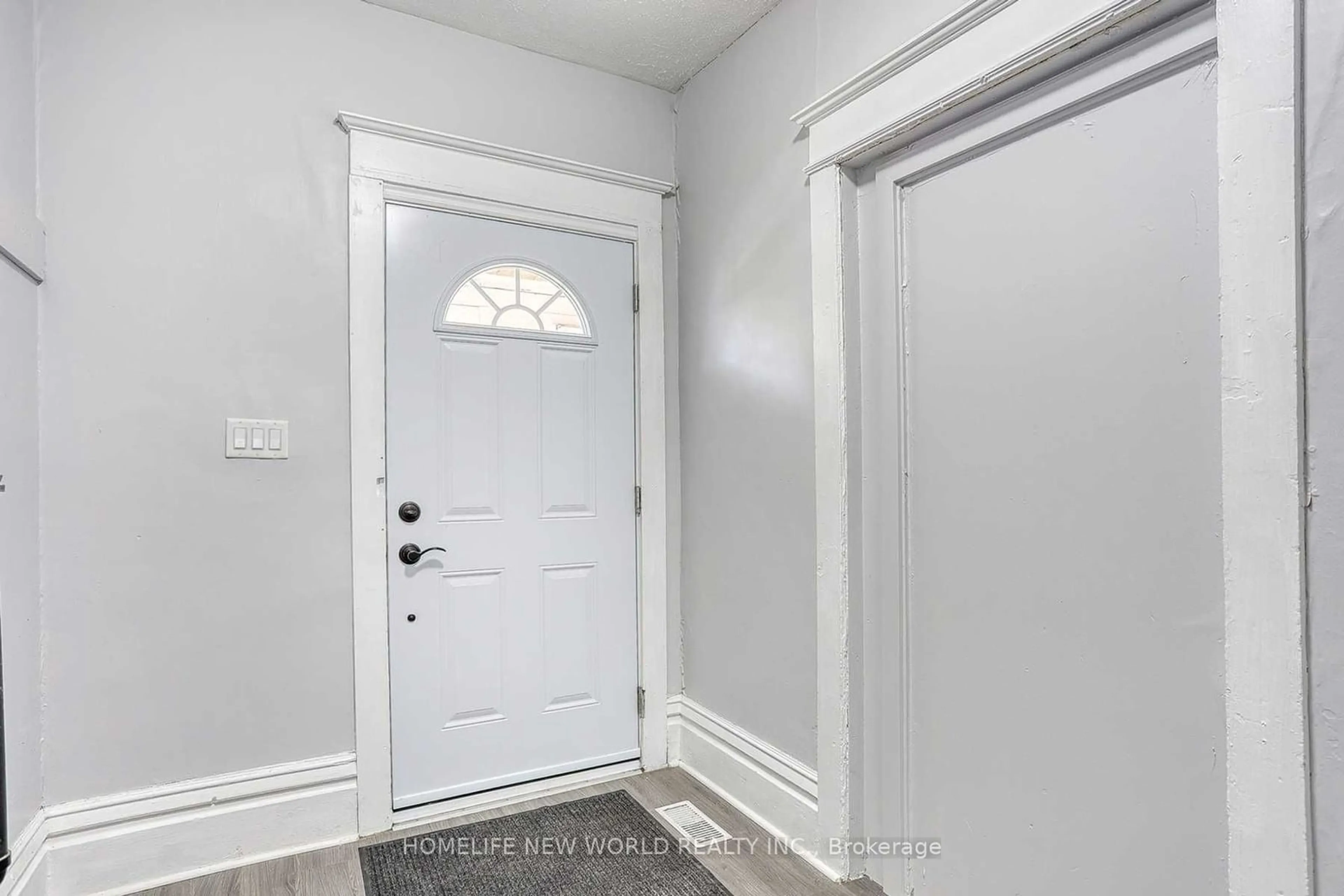 Indoor entryway for 142 Prince St, Oshawa Ontario L1G 4E3