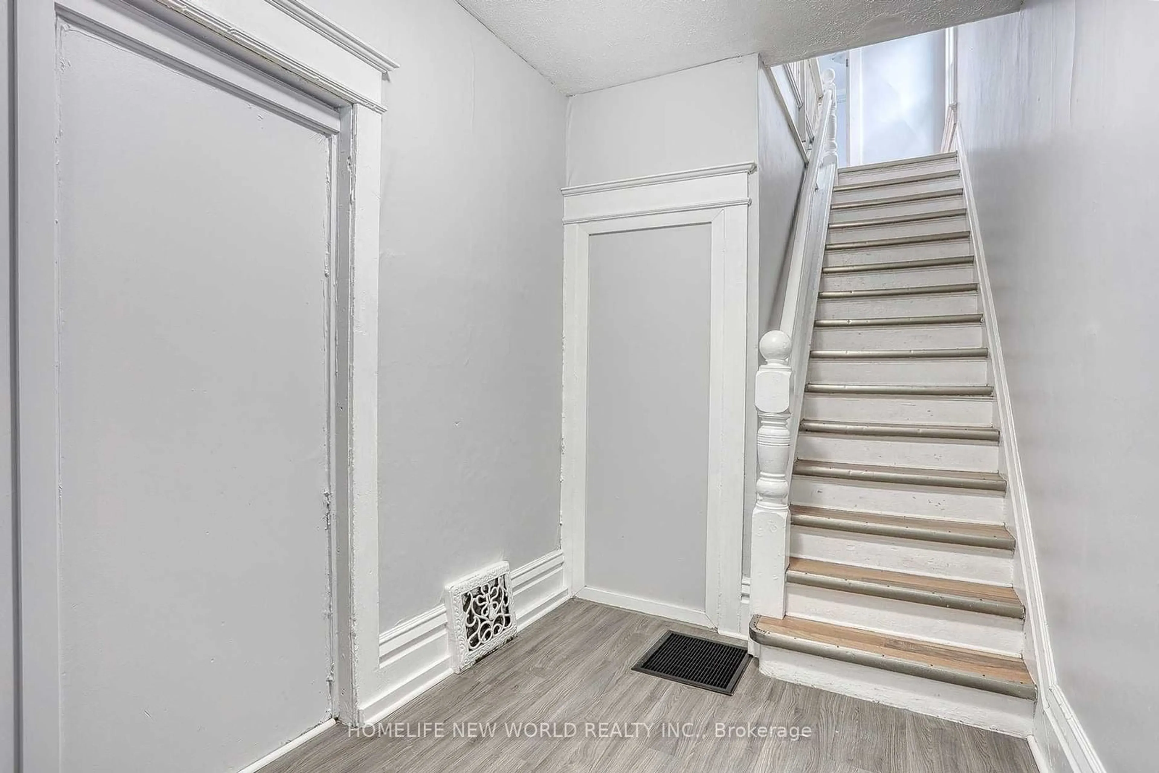 Indoor entryway for 142 Prince St, Oshawa Ontario L1G 4E3