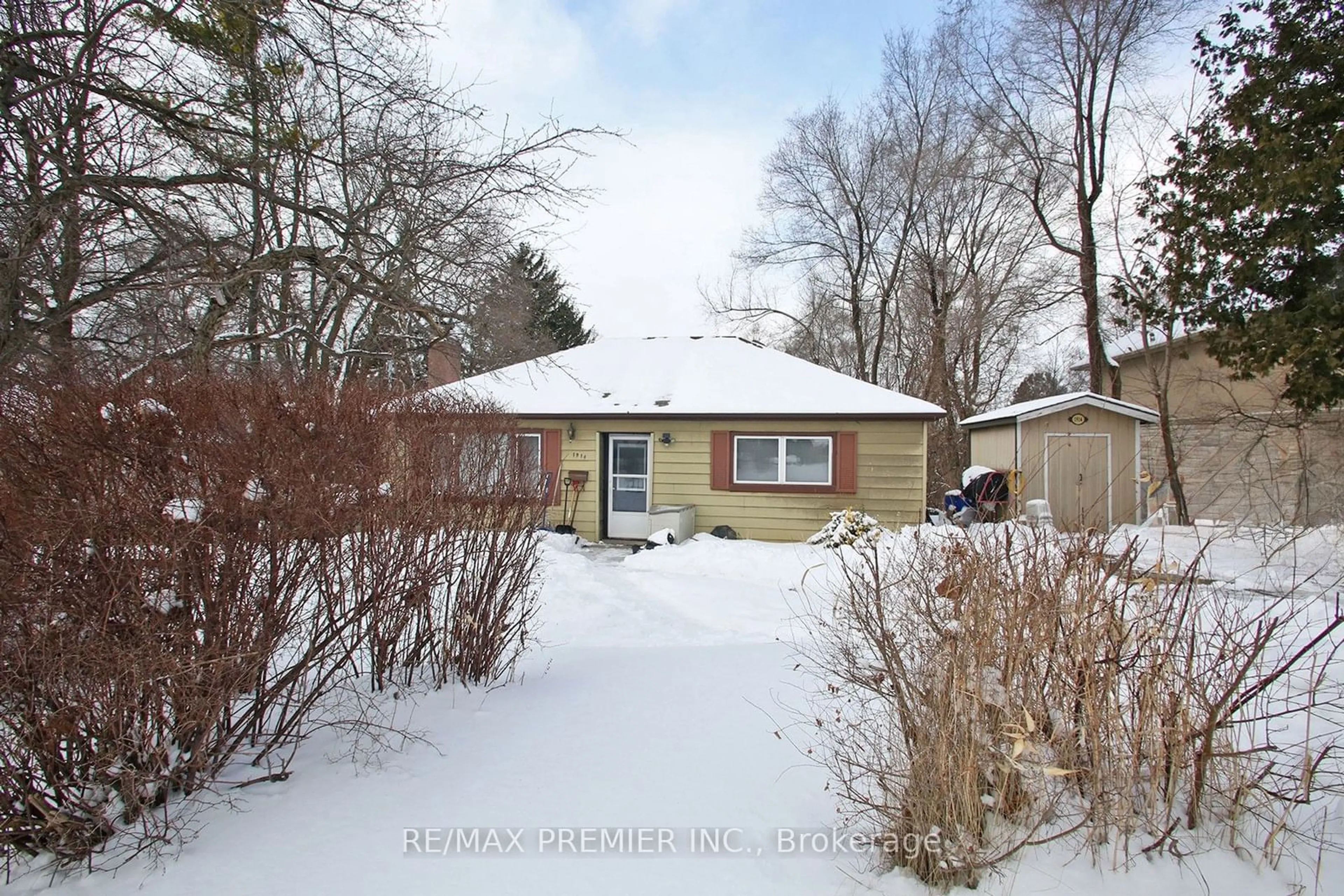 A pic from outside/outdoor area/front of a property/back of a property/a pic from drone, street for 1914 Liverpool Rd, Pickering Ontario L1V 1W5