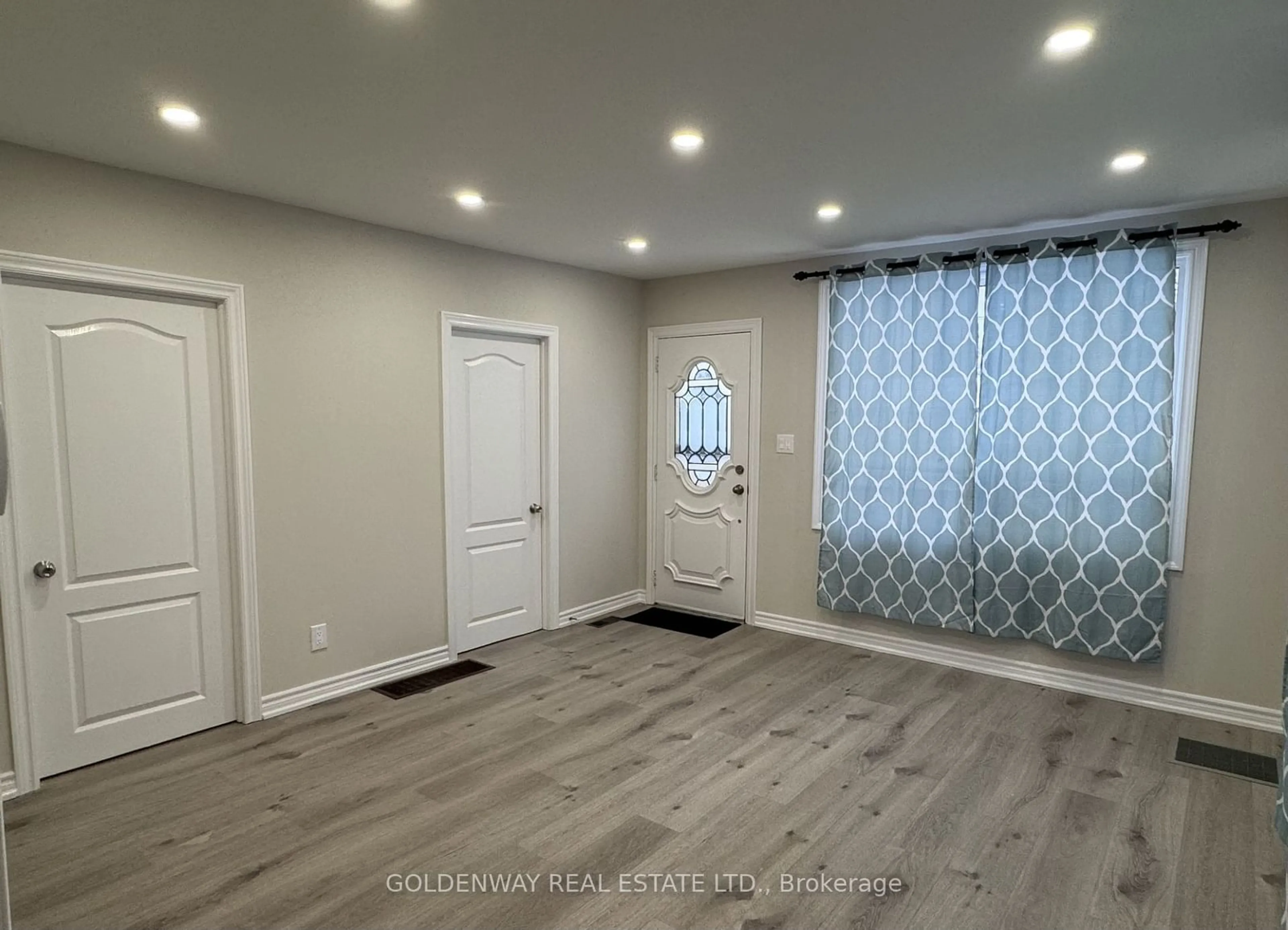 Indoor entryway for 1286 Cedar St, Oshawa Ontario L1J 3S2