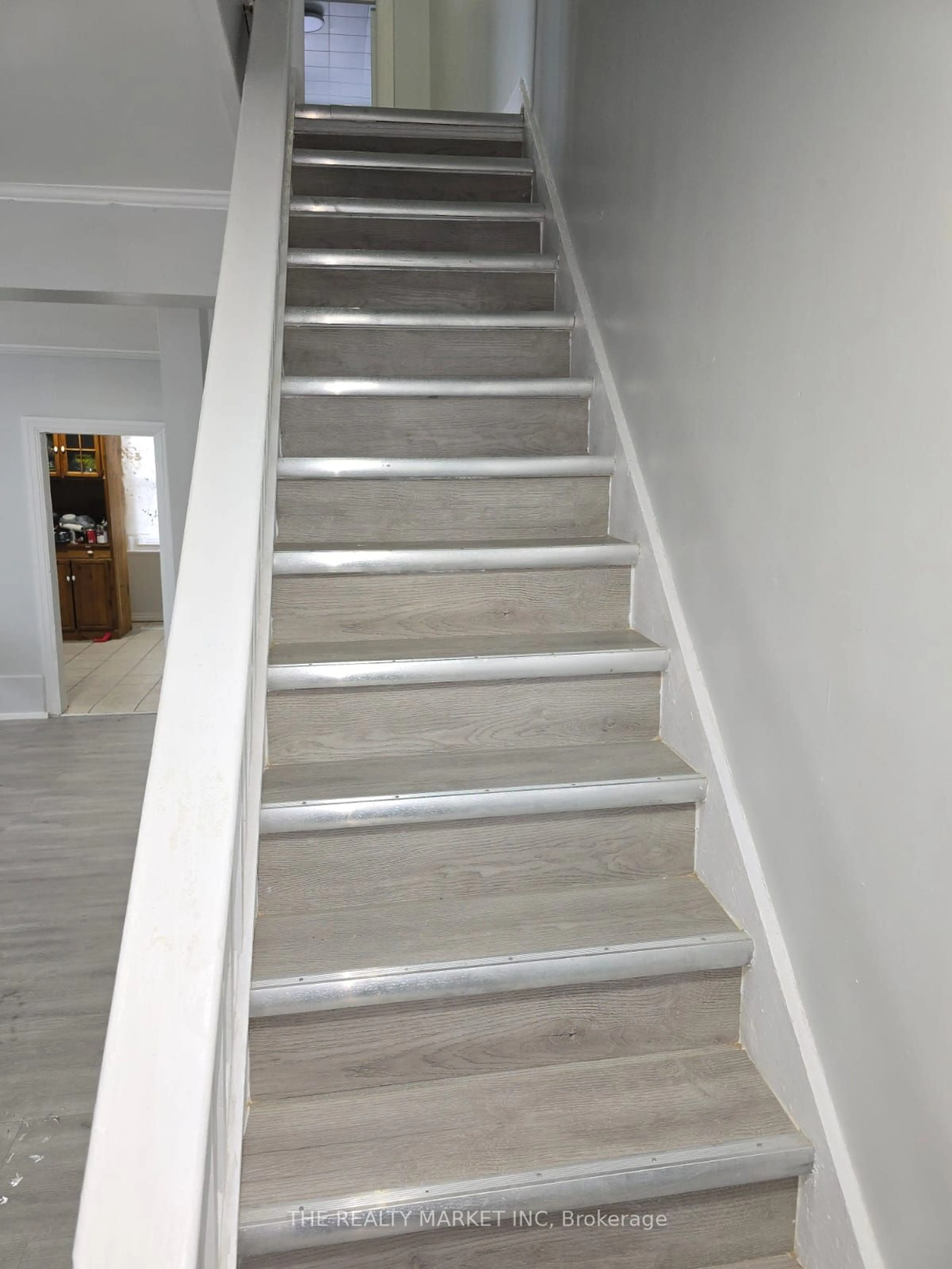 Stairs for 85 Montrave Ave, Oshawa Ontario L1J 4R6