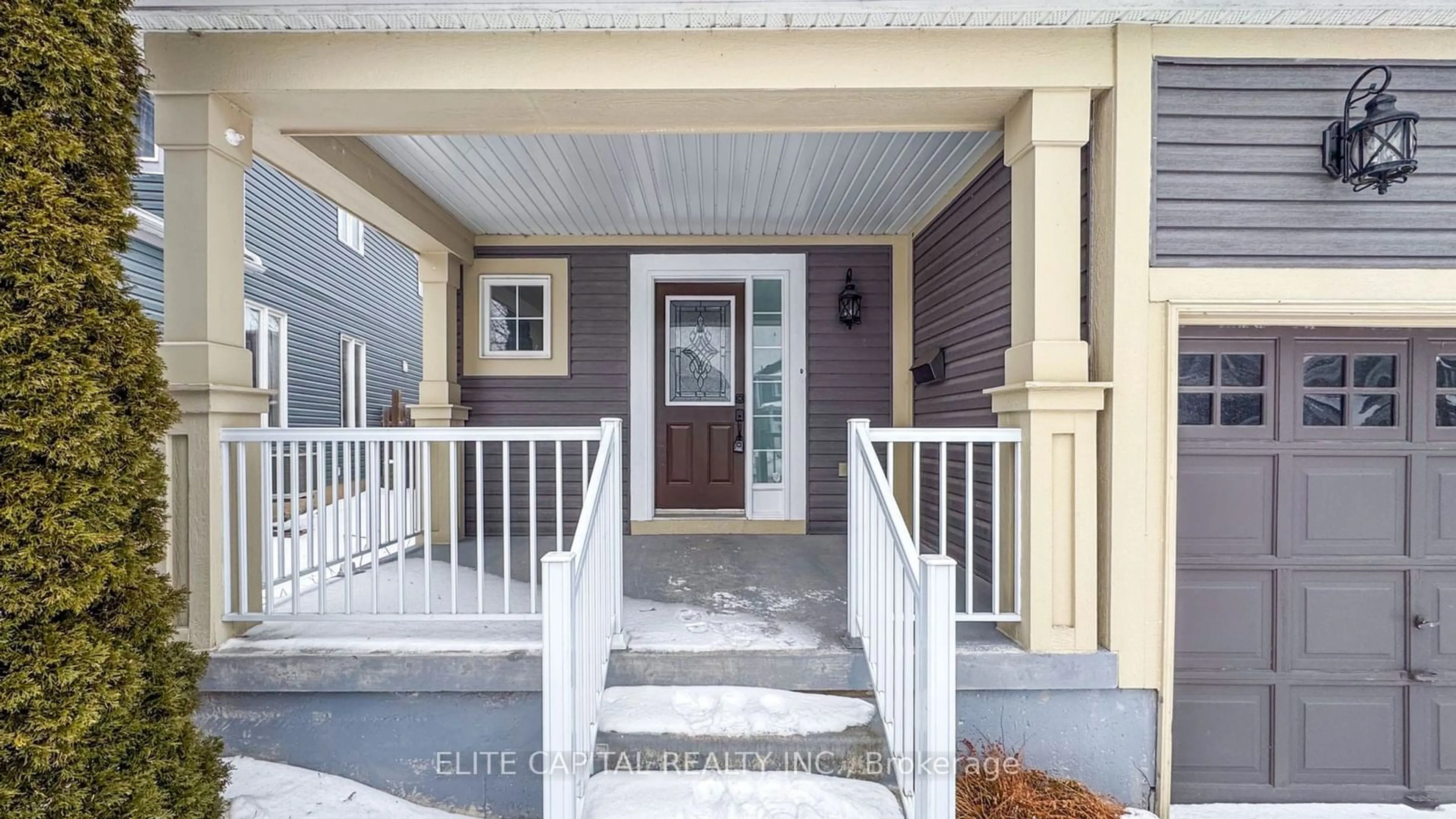 Indoor entryway for 47 Stillwell Lane, Clarington Ontario L1B 1R4