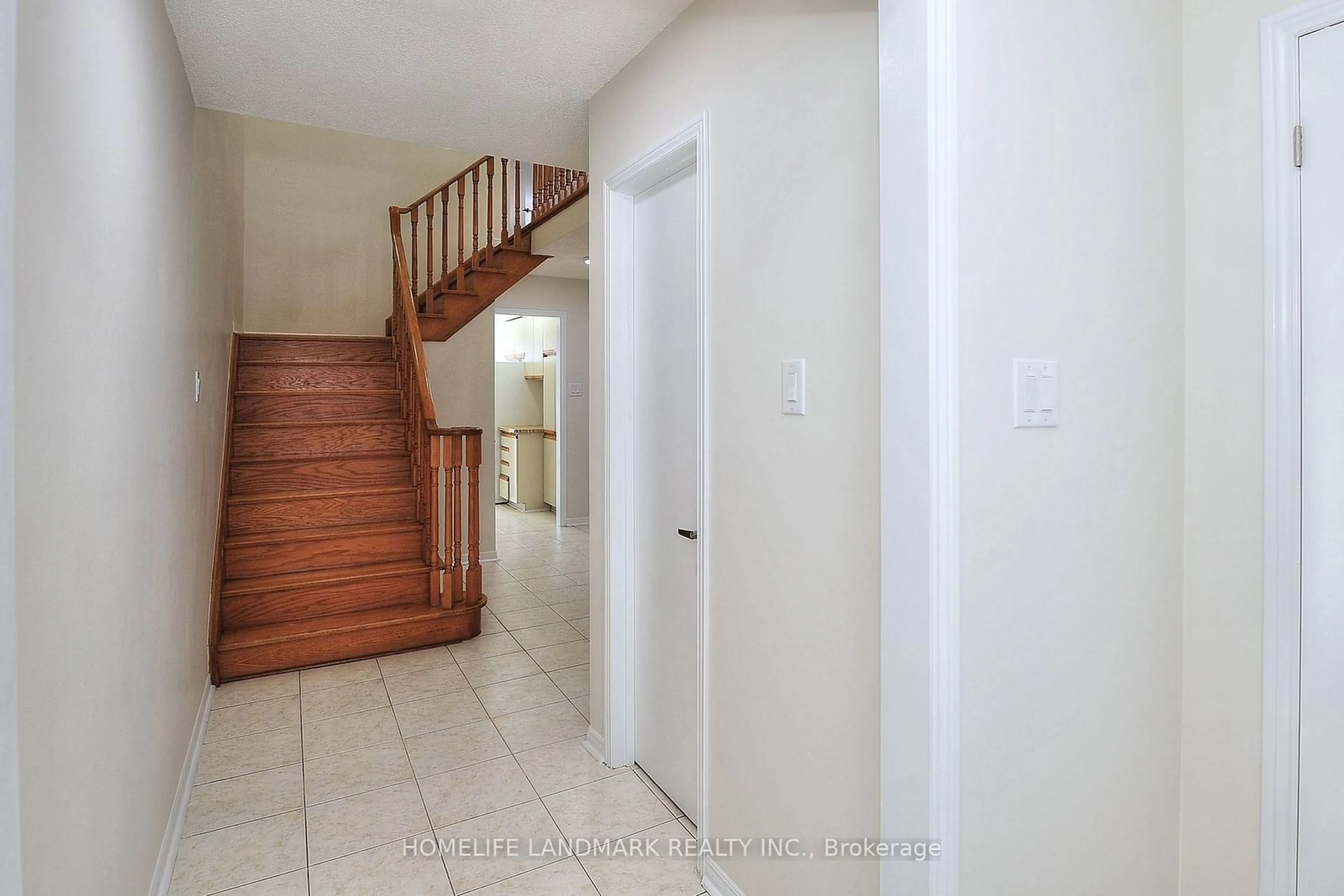 Indoor foyer for 64 Danjohn Cres, Toronto Ontario M1V 3N4