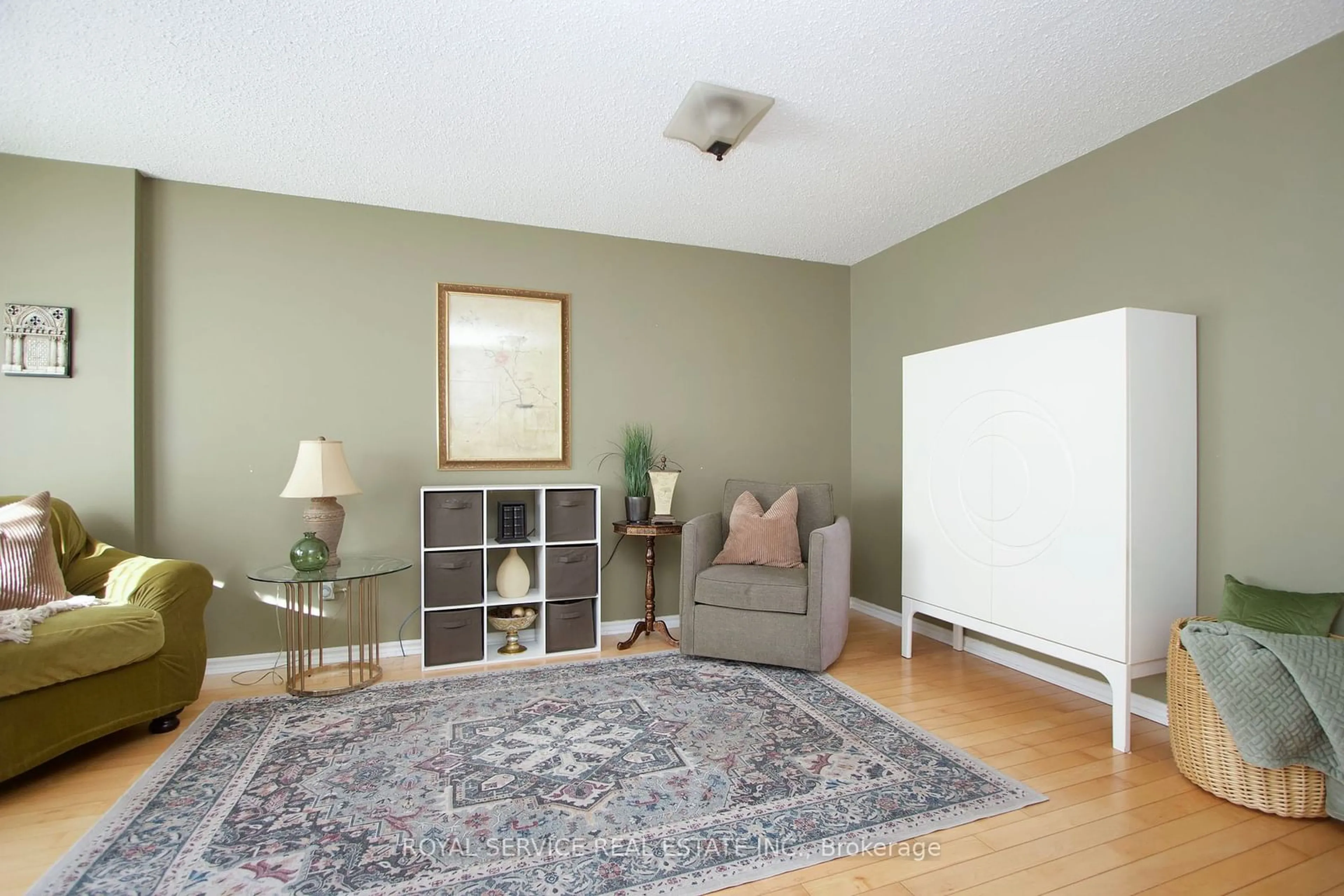 Living room with furniture, carpet floor for 5 Rafton St, Clarington Ontario L1B 1P8