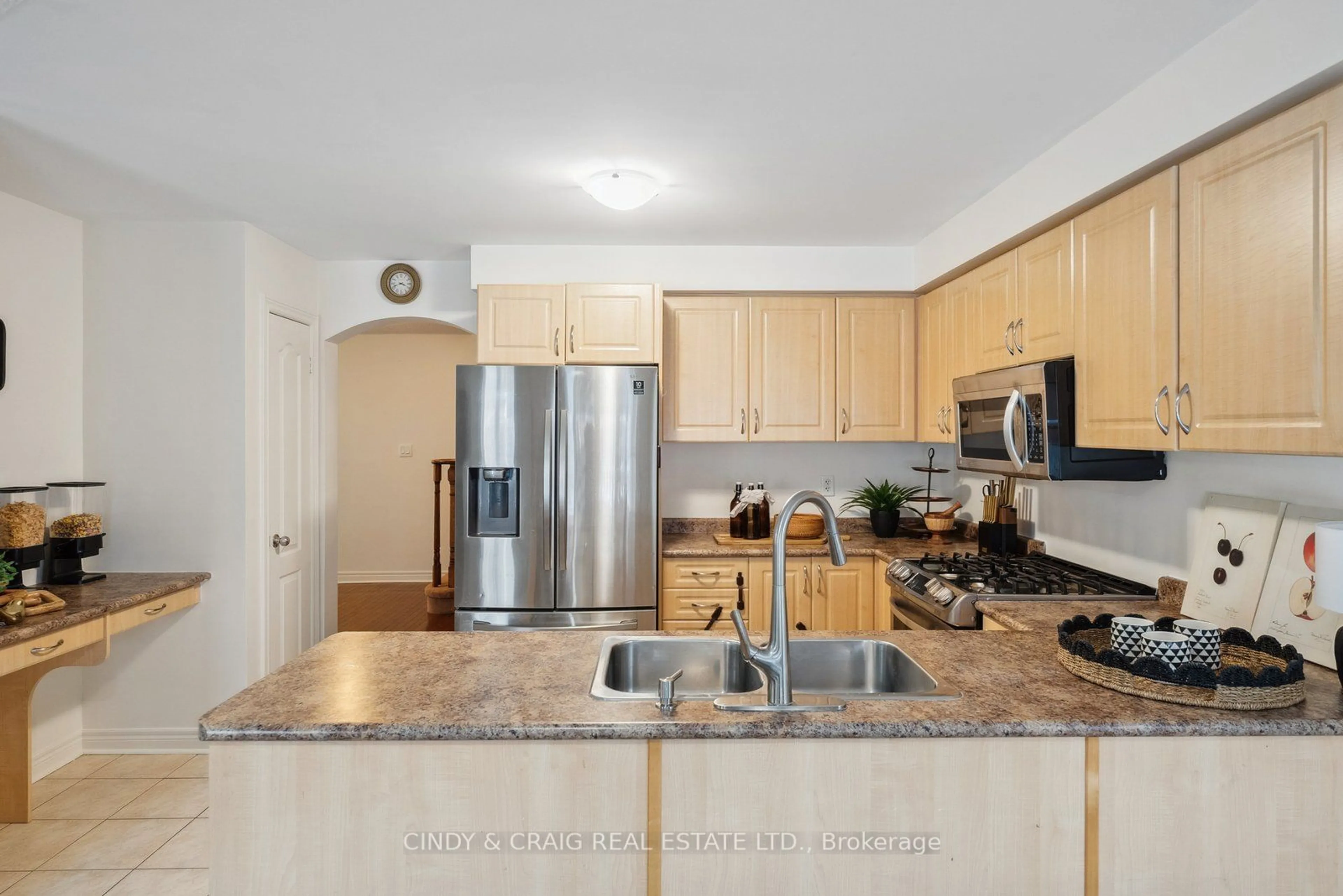 Standard kitchen, unknown for 1356 Kenmark Ave, Oshawa Ontario L1K 0N3