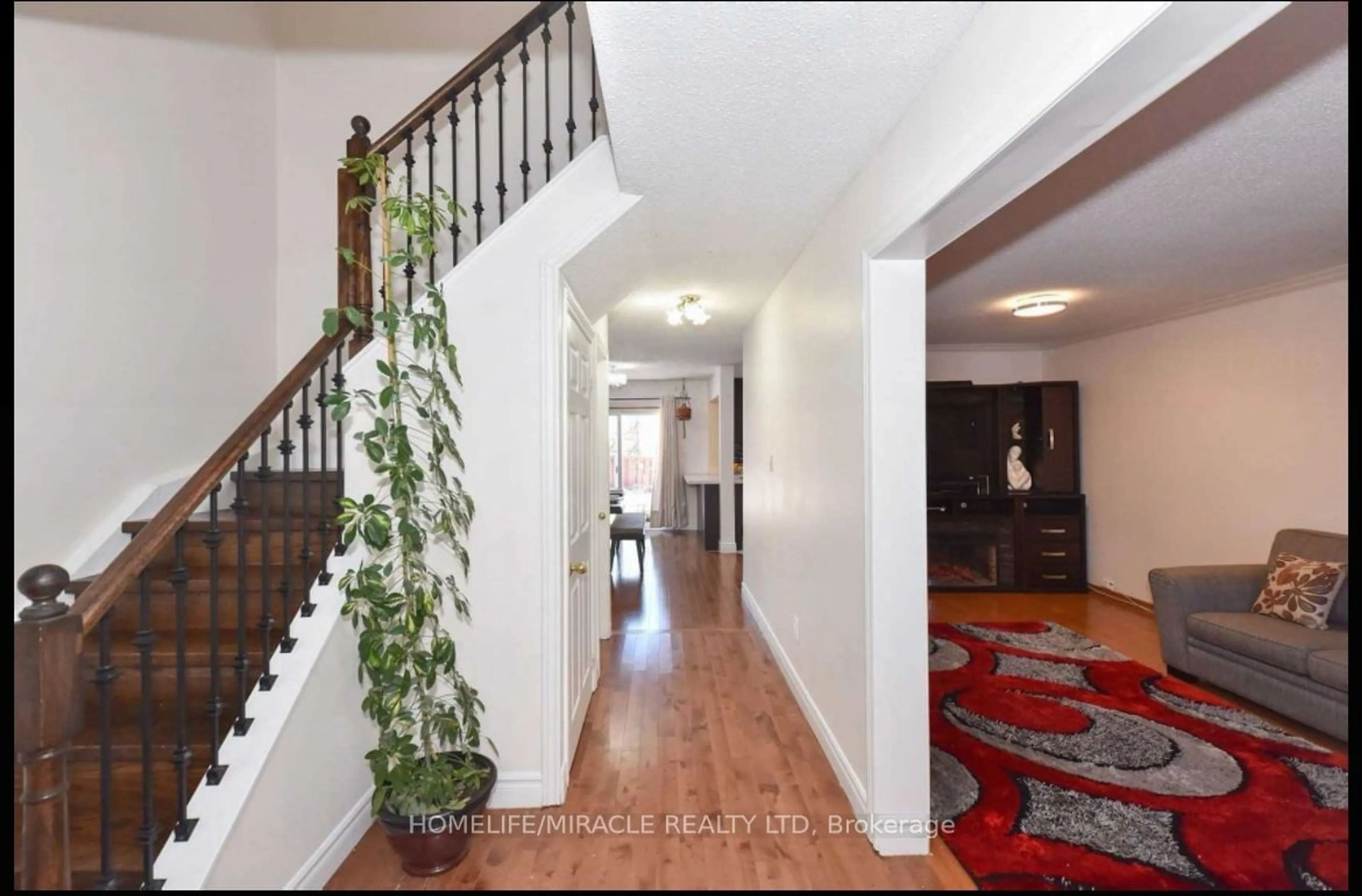 Indoor entryway for 94 Brimley Rd, Toronto Ontario M1M 3V3