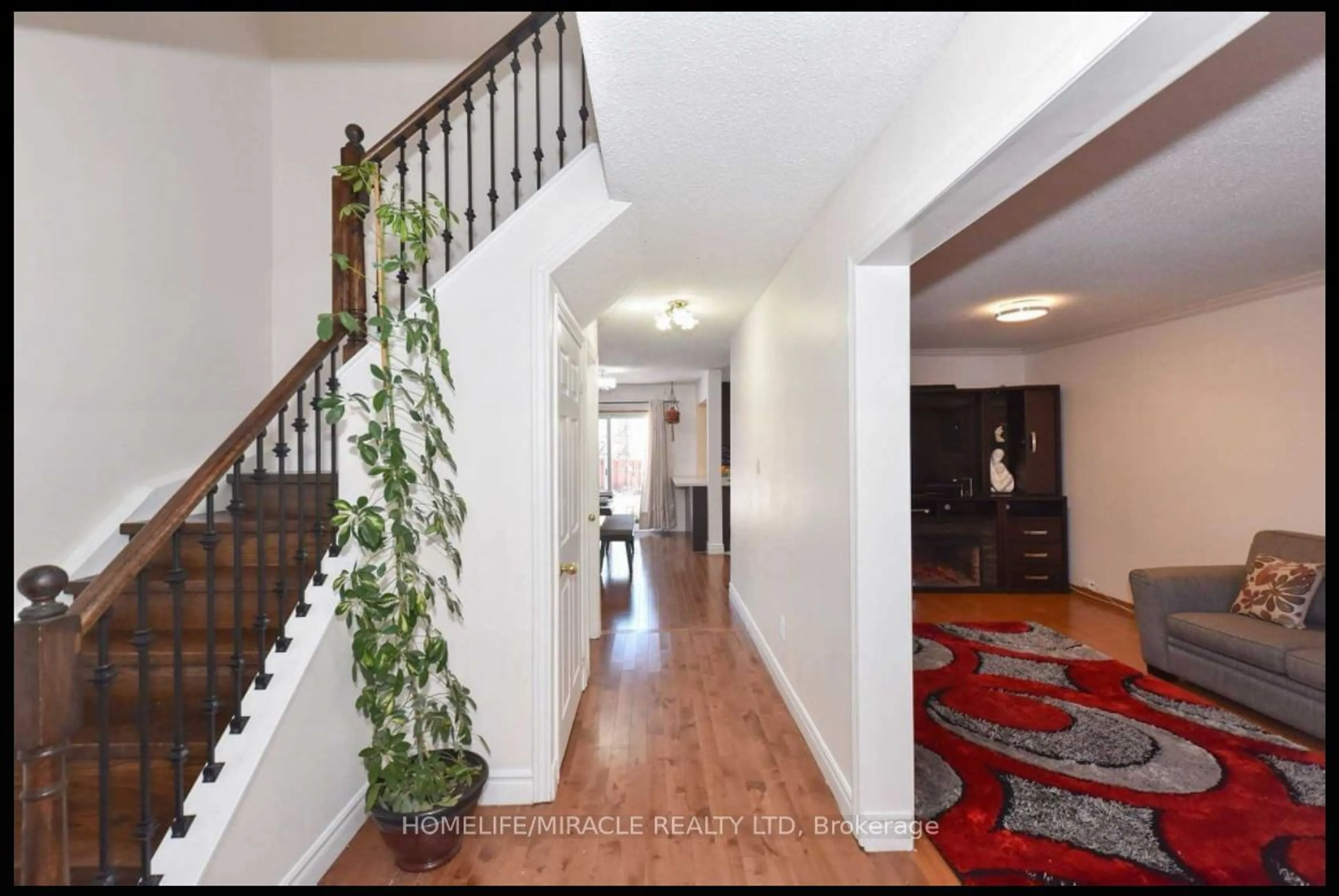 Indoor entryway for 94 Brimley Rd, Toronto Ontario M1M 3V3