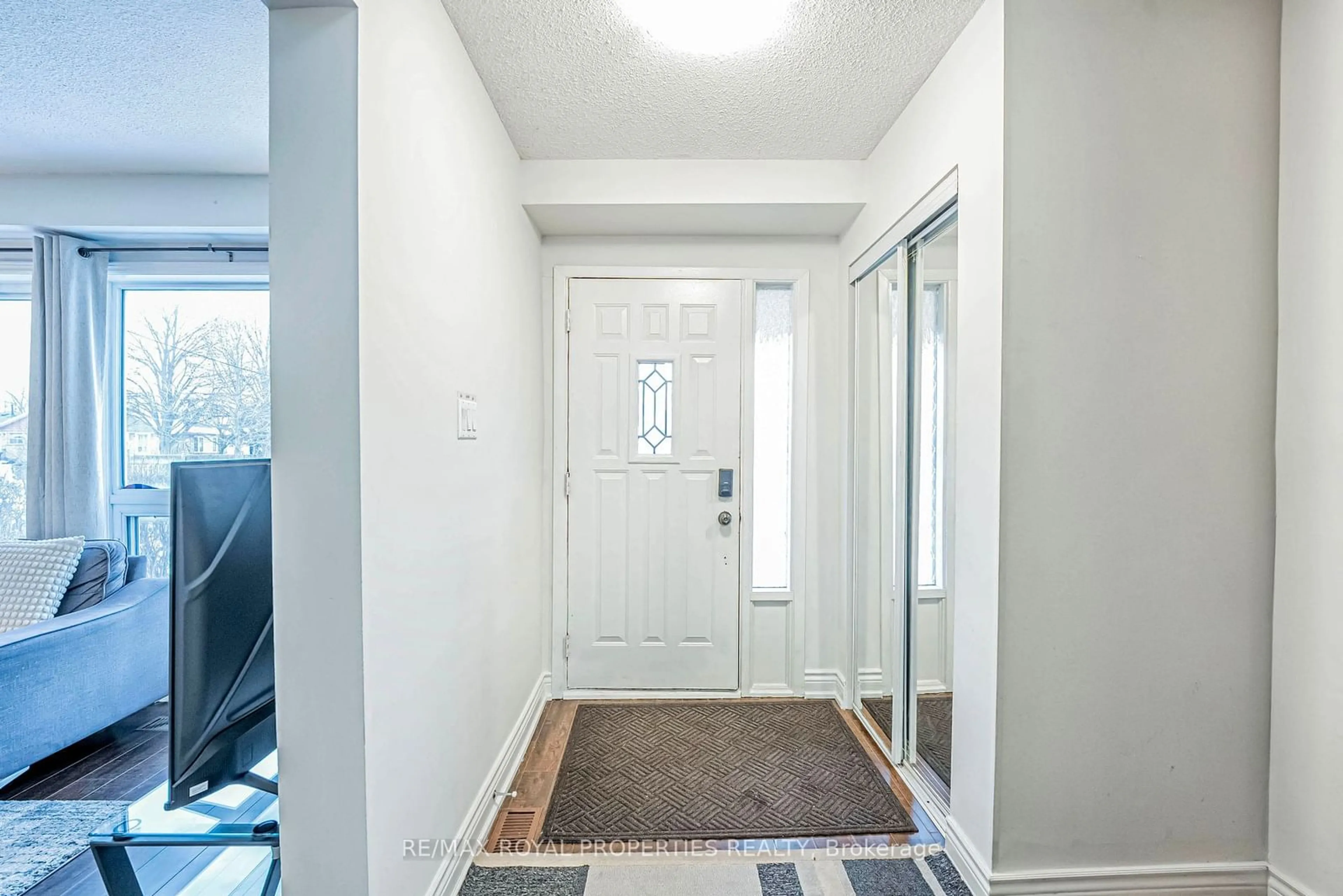 Indoor entryway for 58 Crittenden Sq, Toronto Ontario M1B 1V1