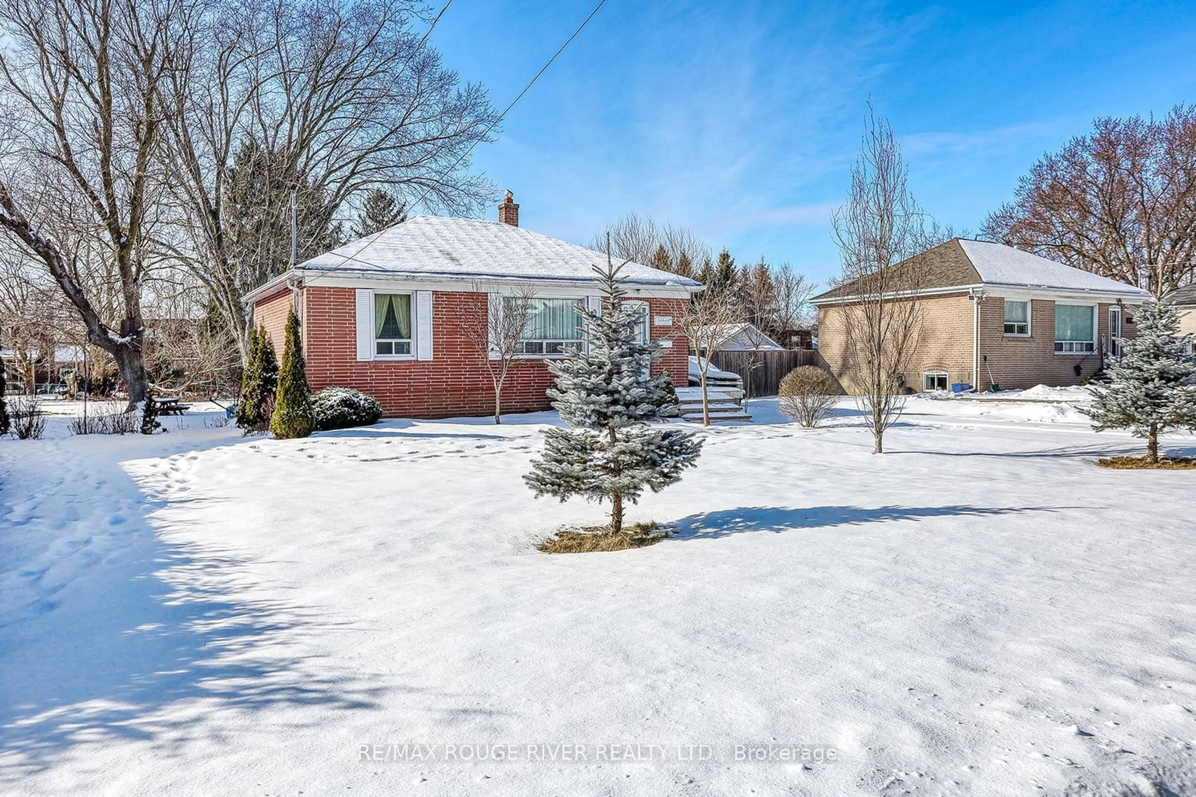 A pic from outside/outdoor area/front of a property/back of a property/a pic from drone, street for 1894 Glendale Dr, Pickering Ontario L1V 1V7