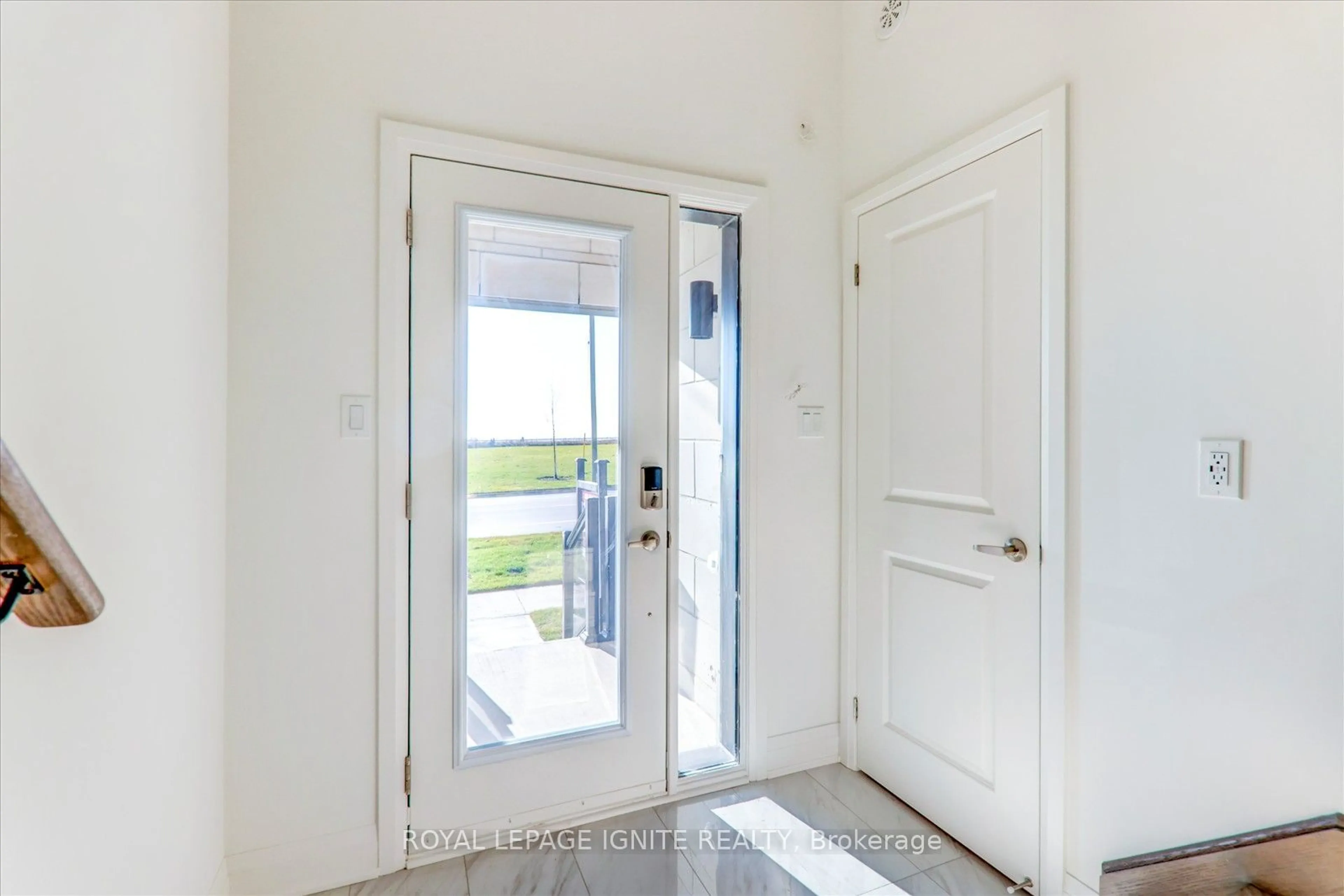 Indoor entryway for 821 Port Darlington Rd, Clarington Ontario L1C 7G4