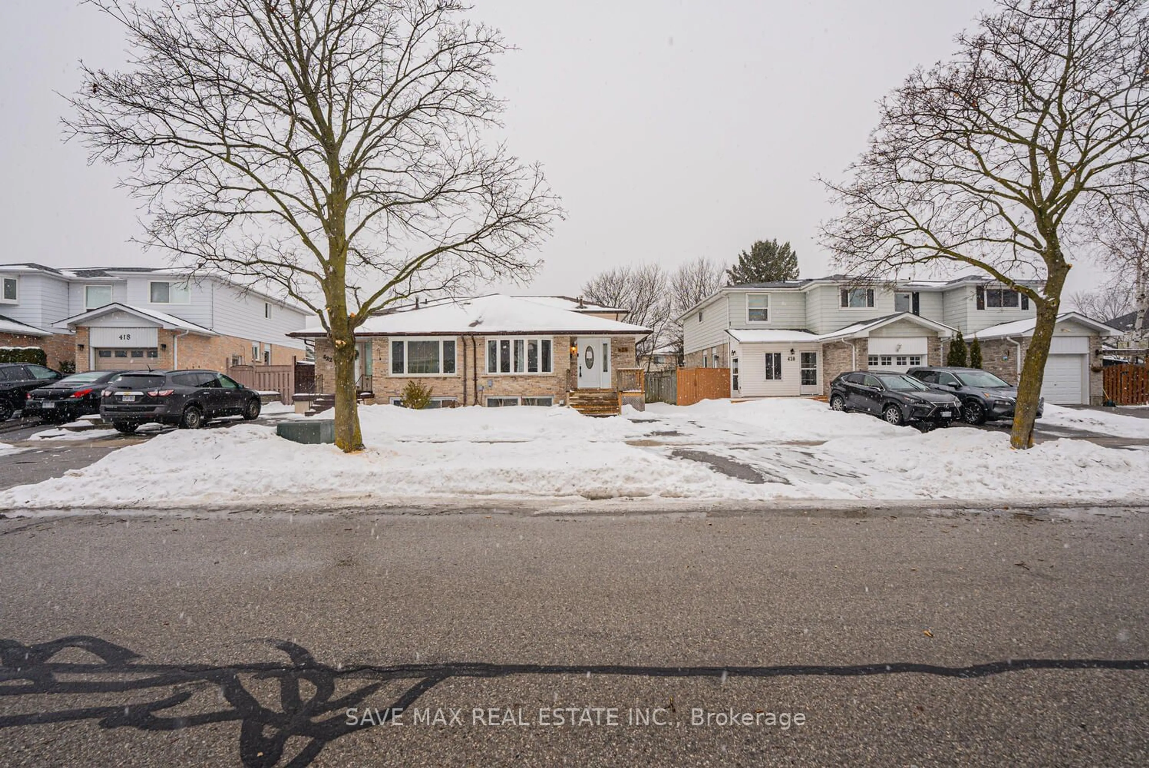 A pic from outside/outdoor area/front of a property/back of a property/a pic from drone, street for 424 Laguna St, Oshawa Ontario L1K 1E2