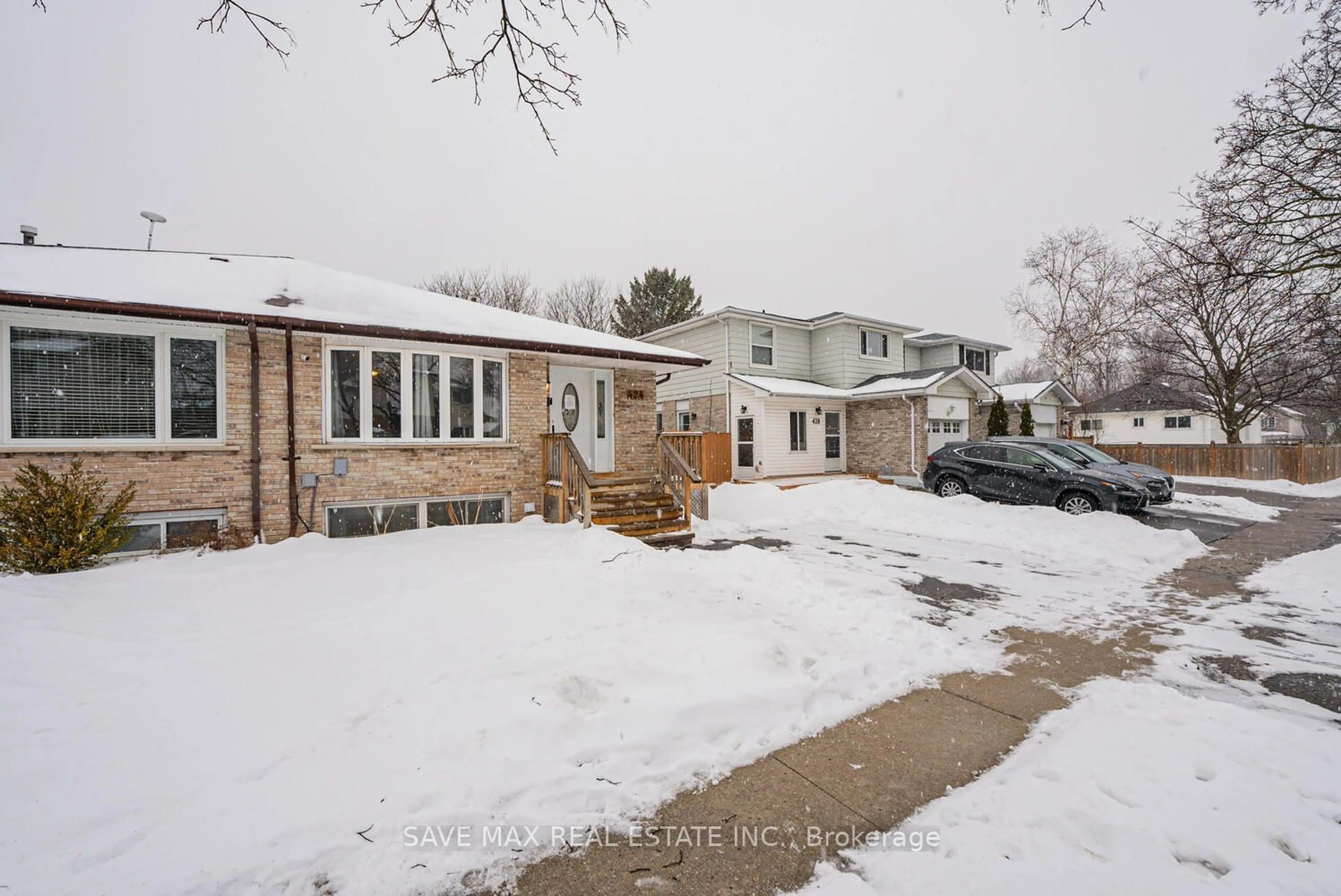 A pic from outside/outdoor area/front of a property/back of a property/a pic from drone, street for 424 Laguna St, Oshawa Ontario L1K 1E2