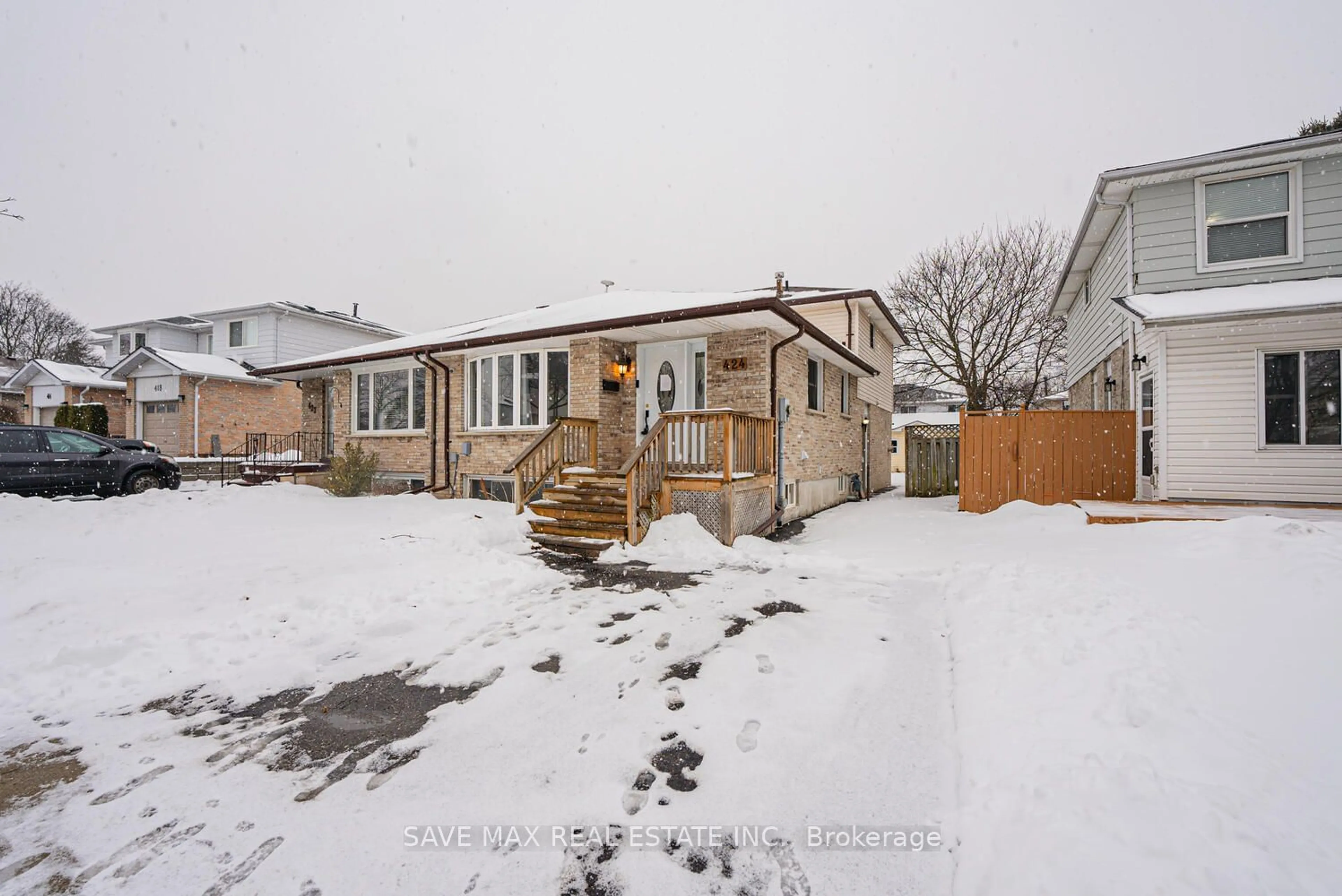 A pic from outside/outdoor area/front of a property/back of a property/a pic from drone, street for 424 Laguna St, Oshawa Ontario L1K 1E2