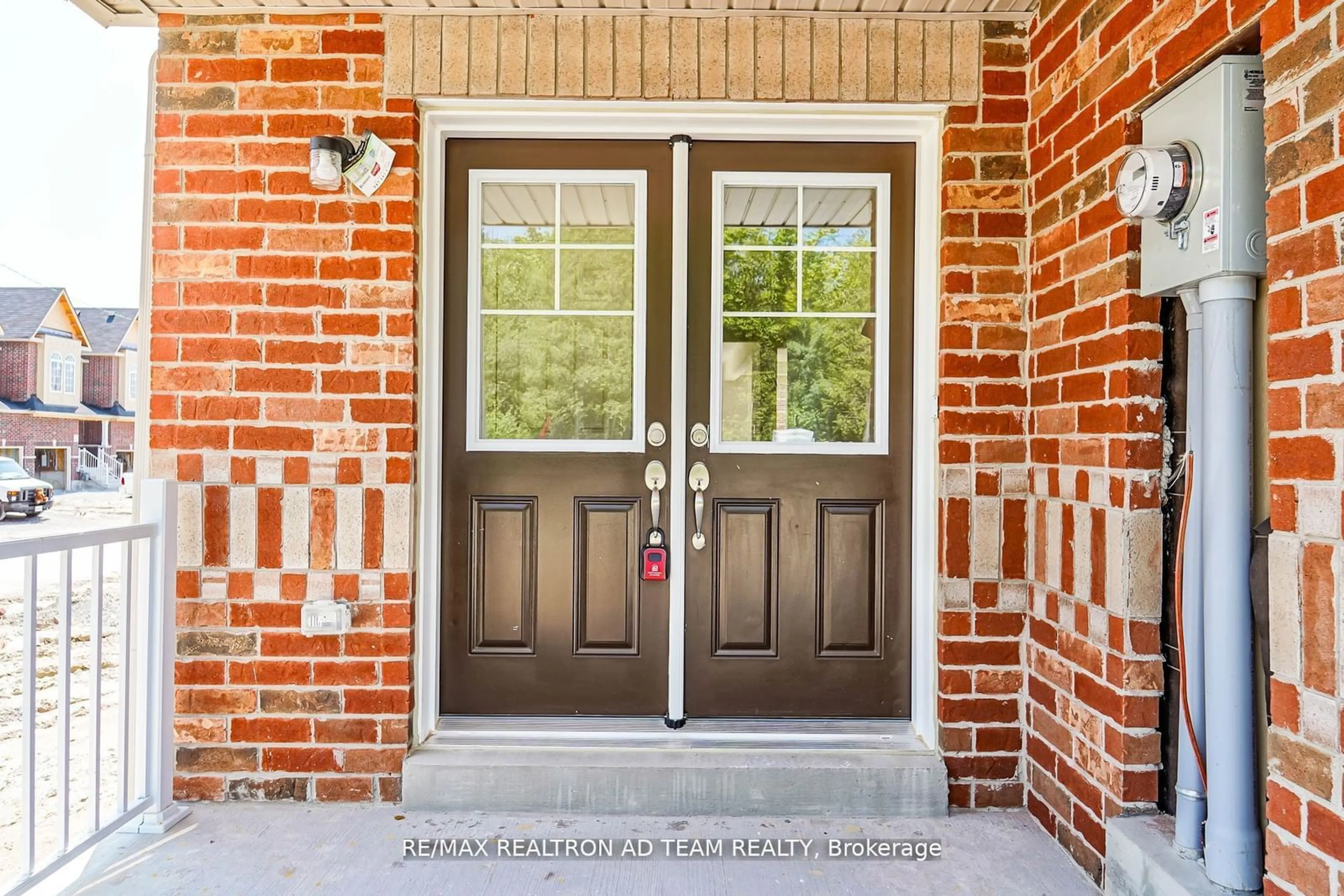 Indoor entryway for 1228 Jim Brewster Circ, Oshawa Ontario L1K 1A5