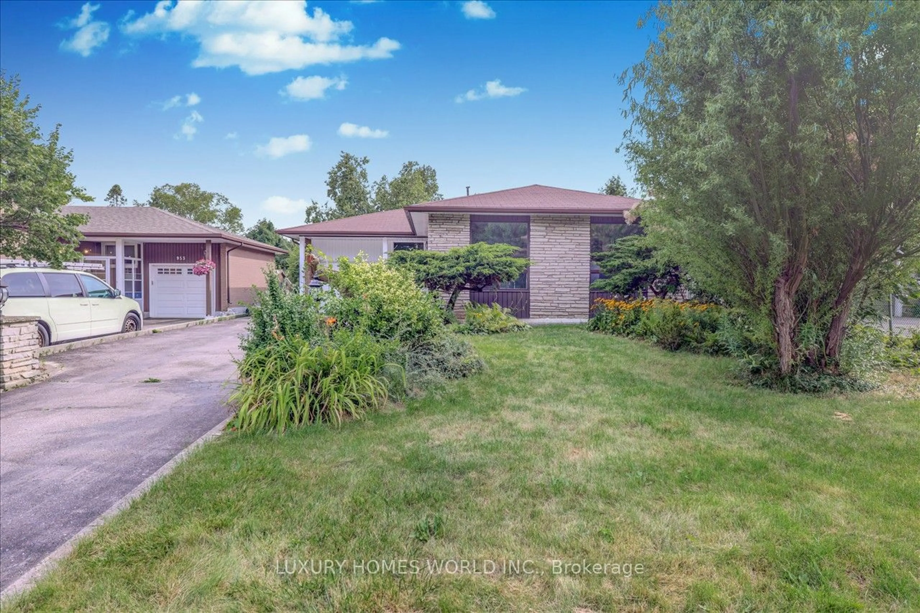 A pic from outside/outdoor area/front of a property/back of a property/a pic from drone, street for 951 Essa Cres, Pickering Ontario L1W 2J2