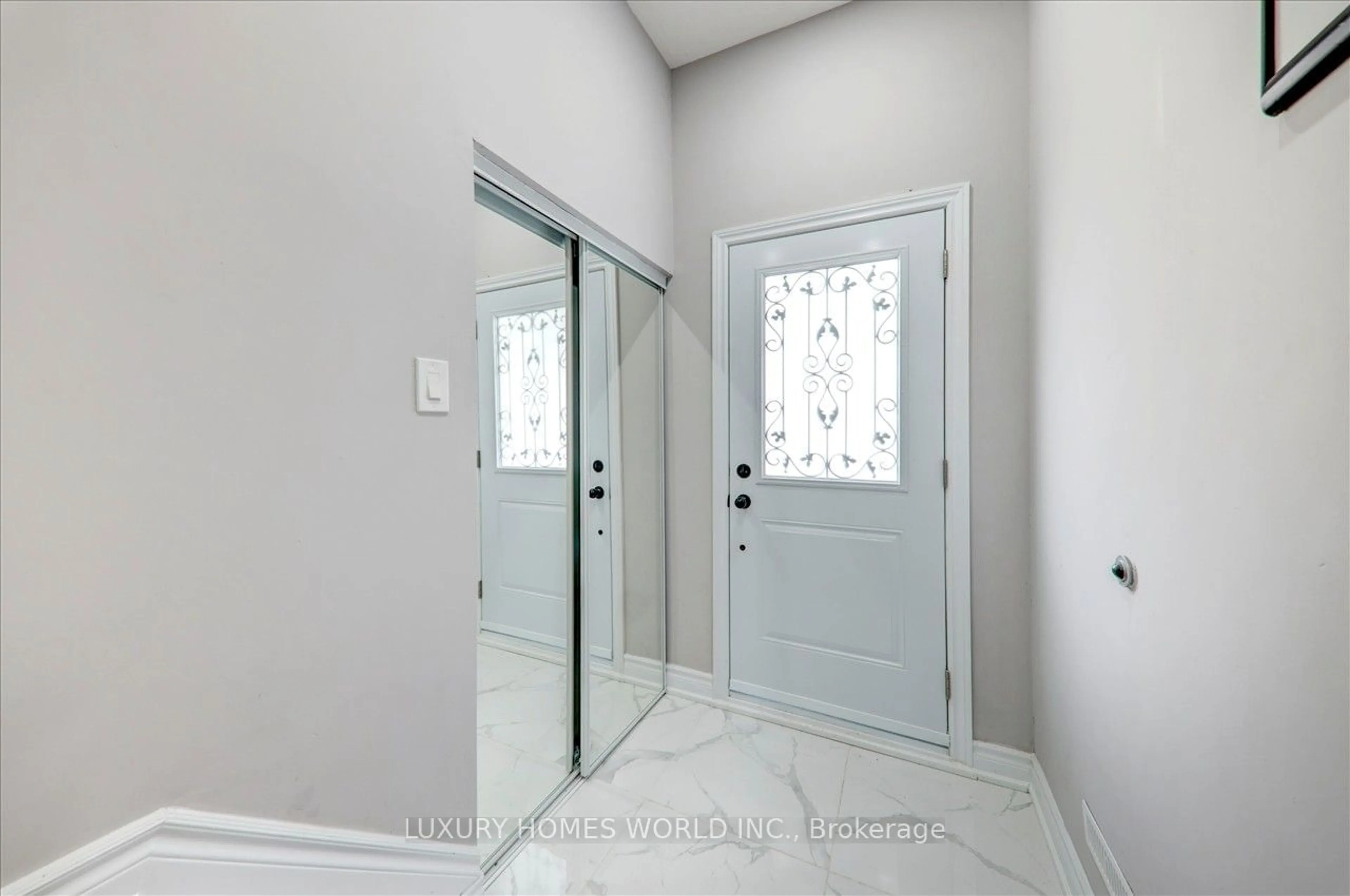 Indoor entryway for 951 Essa Cres, Pickering Ontario L1W 2J2