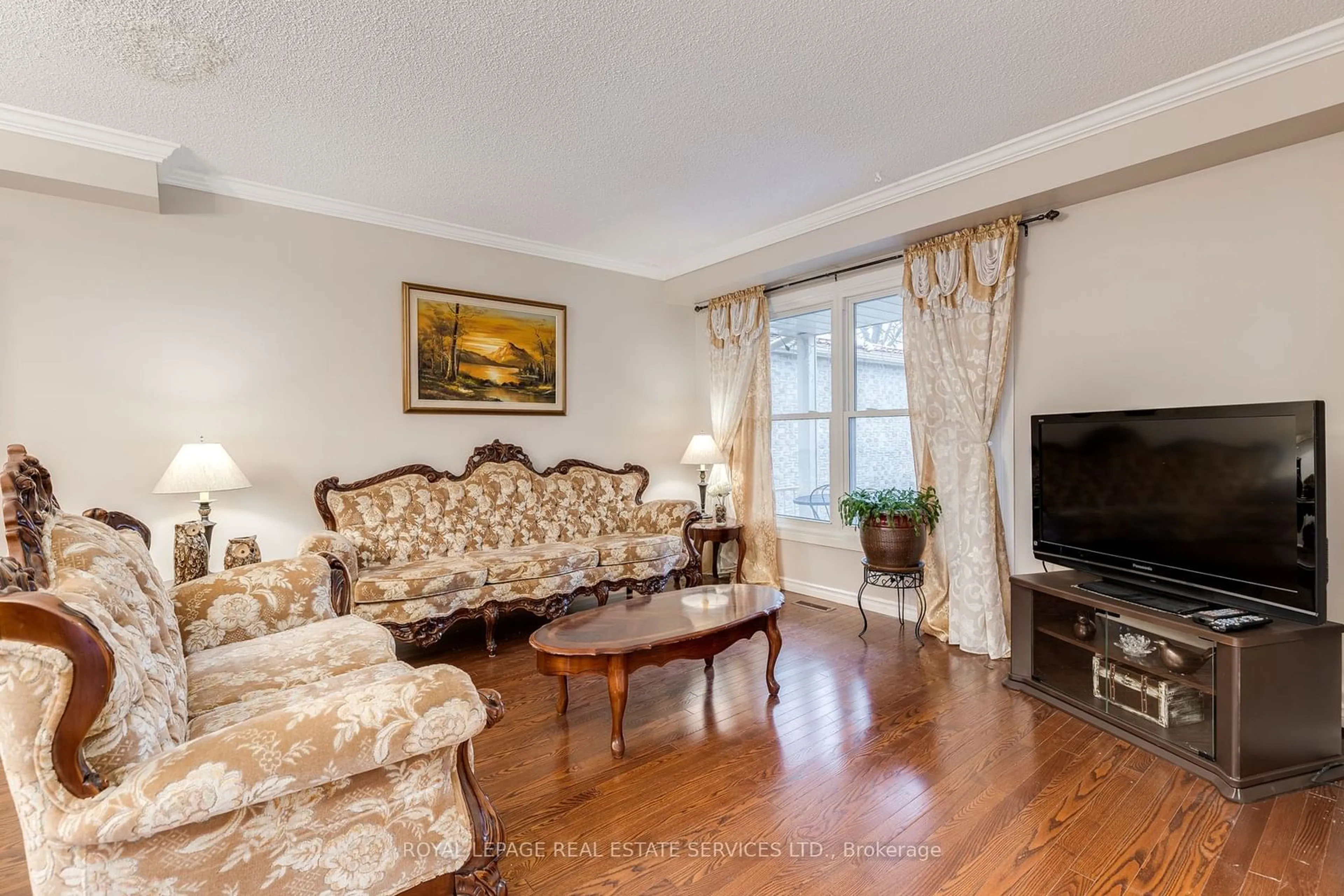 Living room with furniture, wood/laminate floor for 9 Lady Bower Cres, Toronto Ontario M1B 4R2