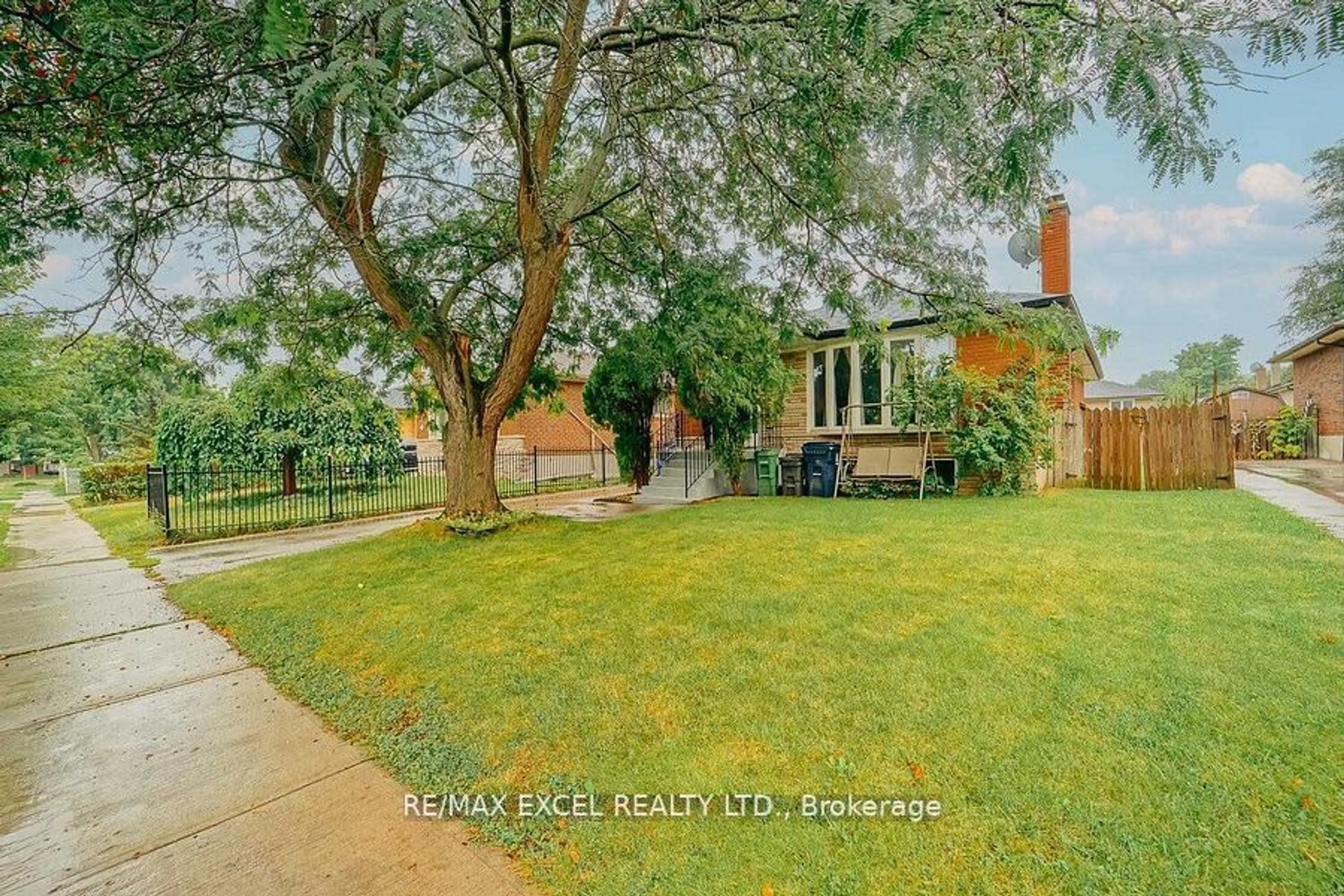 A pic from outside/outdoor area/front of a property/back of a property/a pic from drone, street for 22 Gander Dr, Toronto Ontario M1G 2W1