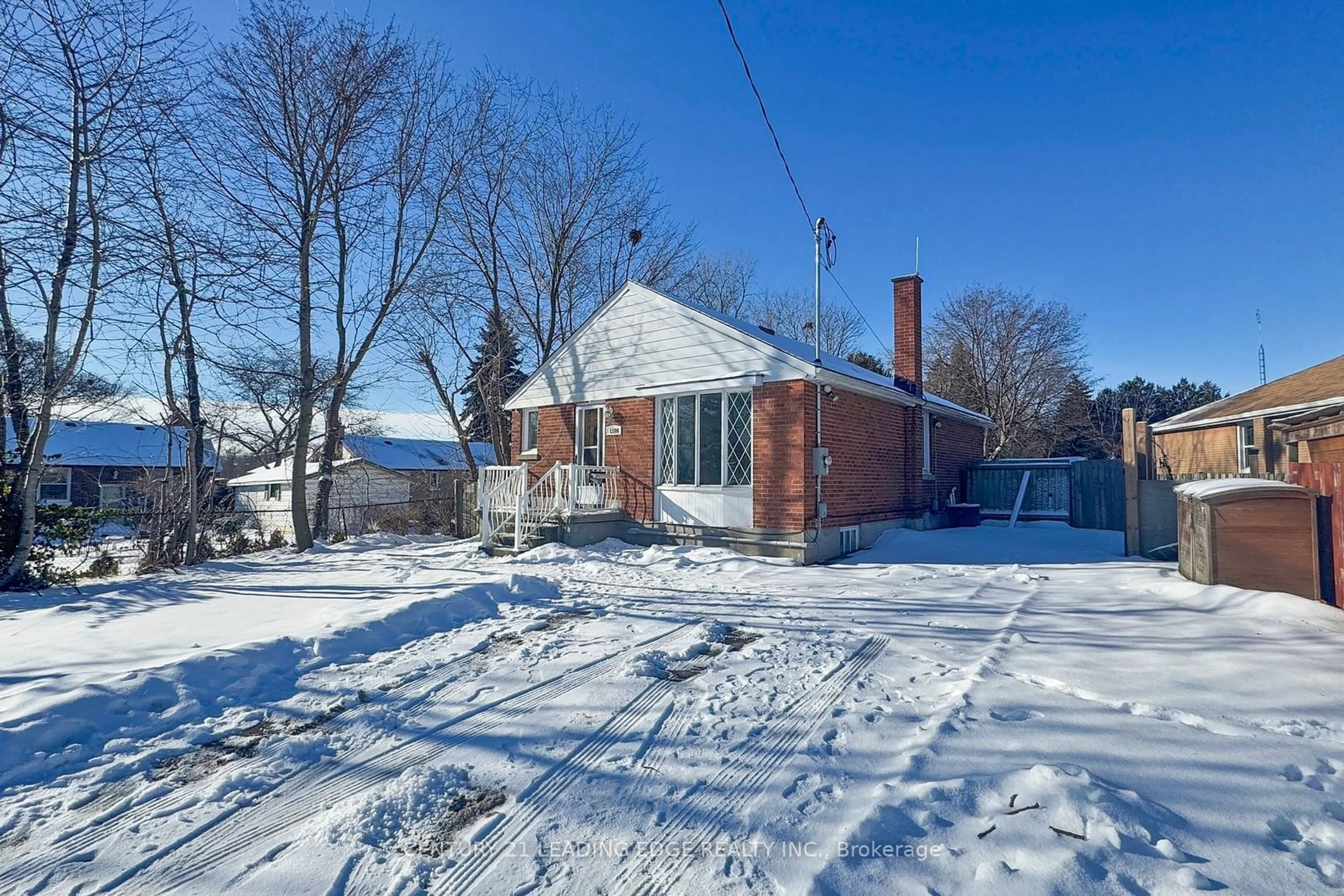 A pic from outside/outdoor area/front of a property/back of a property/a pic from drone, street for 1284 Meadowvale St, Oshawa Ontario L1H 4E9