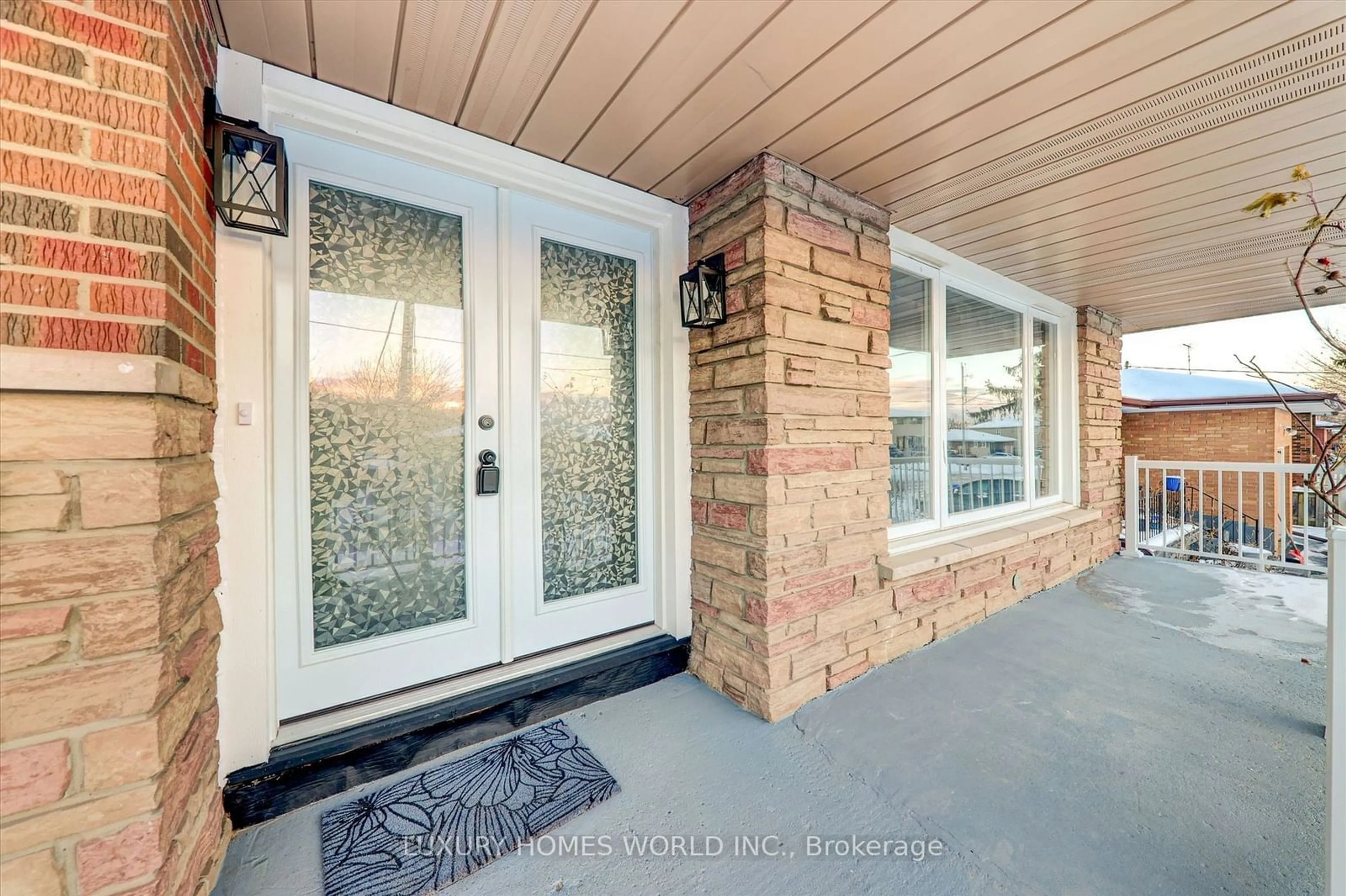 Indoor entryway for 75 Durham St, Oshawa Ontario L1J 5P6