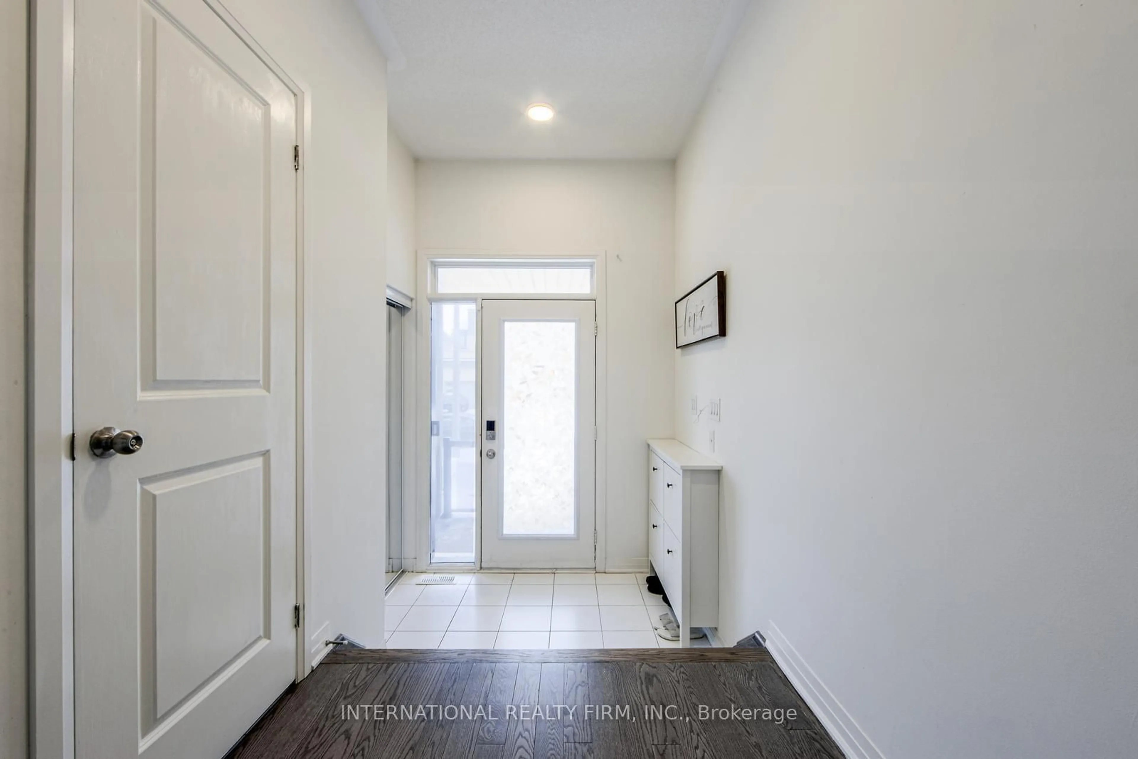 Indoor entryway for 18 Larkin Lane, Clarington Ontario L1C 2W3