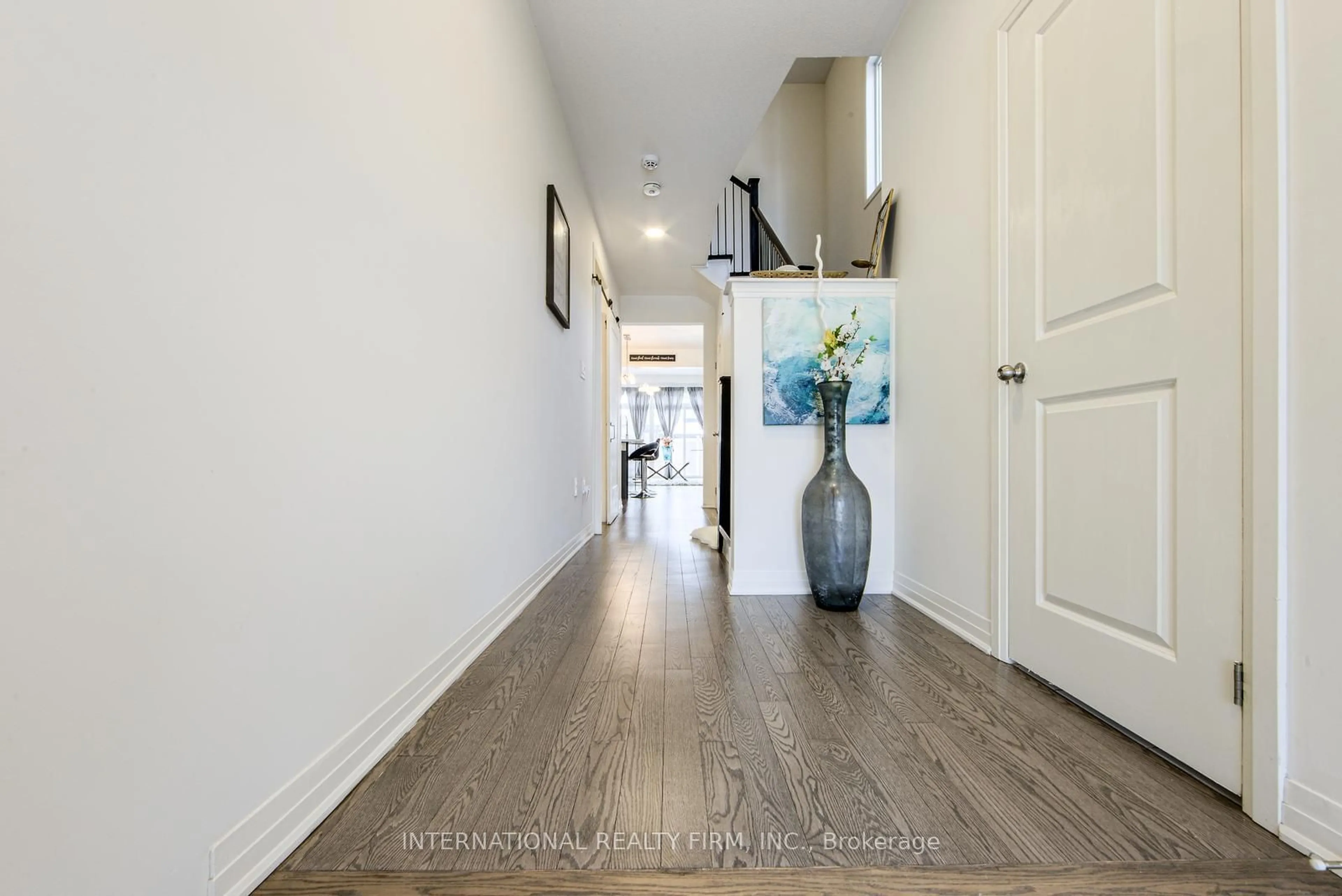 Indoor entryway for 18 Larkin Lane, Clarington Ontario L1C 2W3