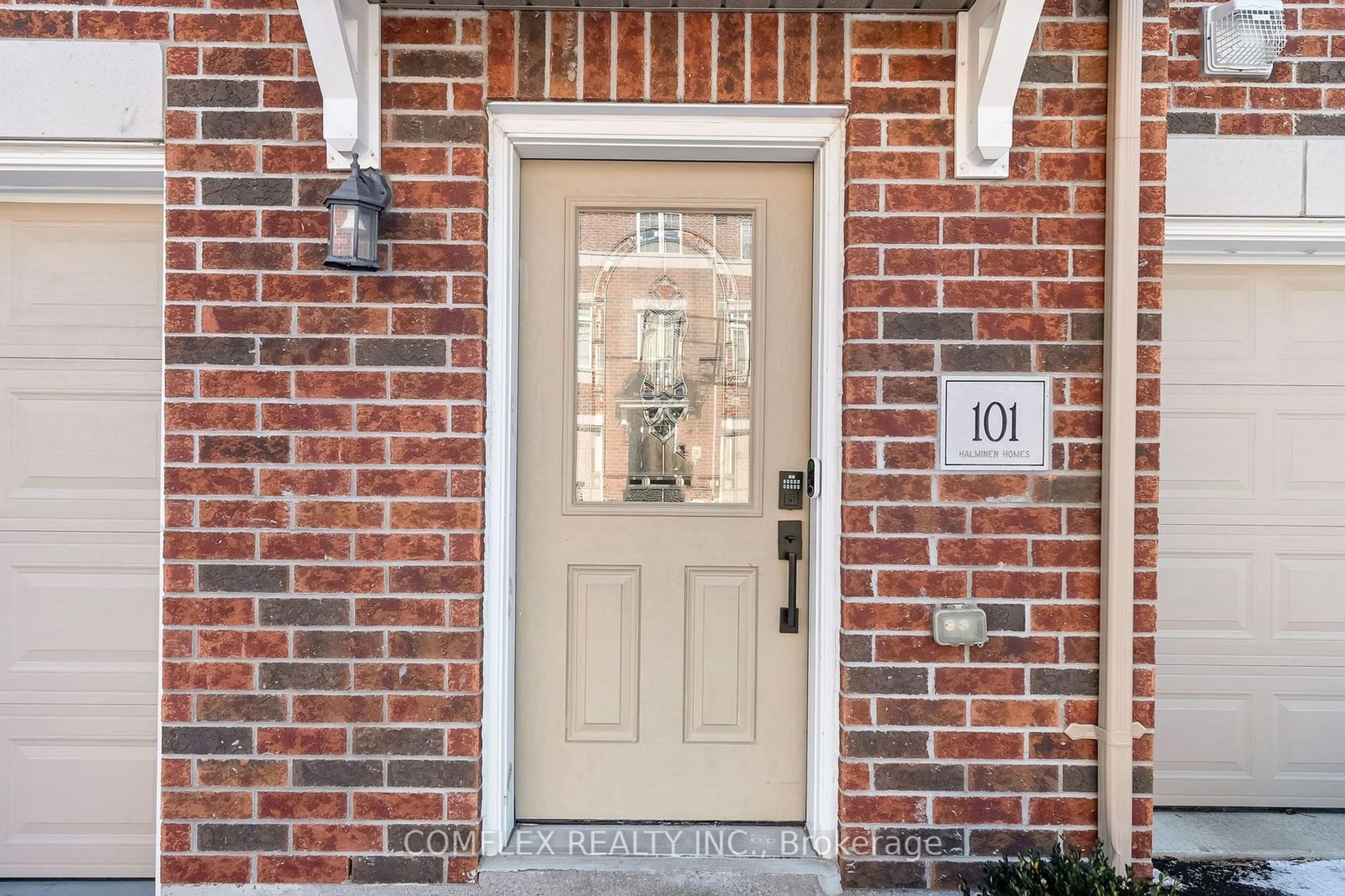 Indoor entryway for 101 Markham Trail Tr, Clarington Ontario L1C 0S4