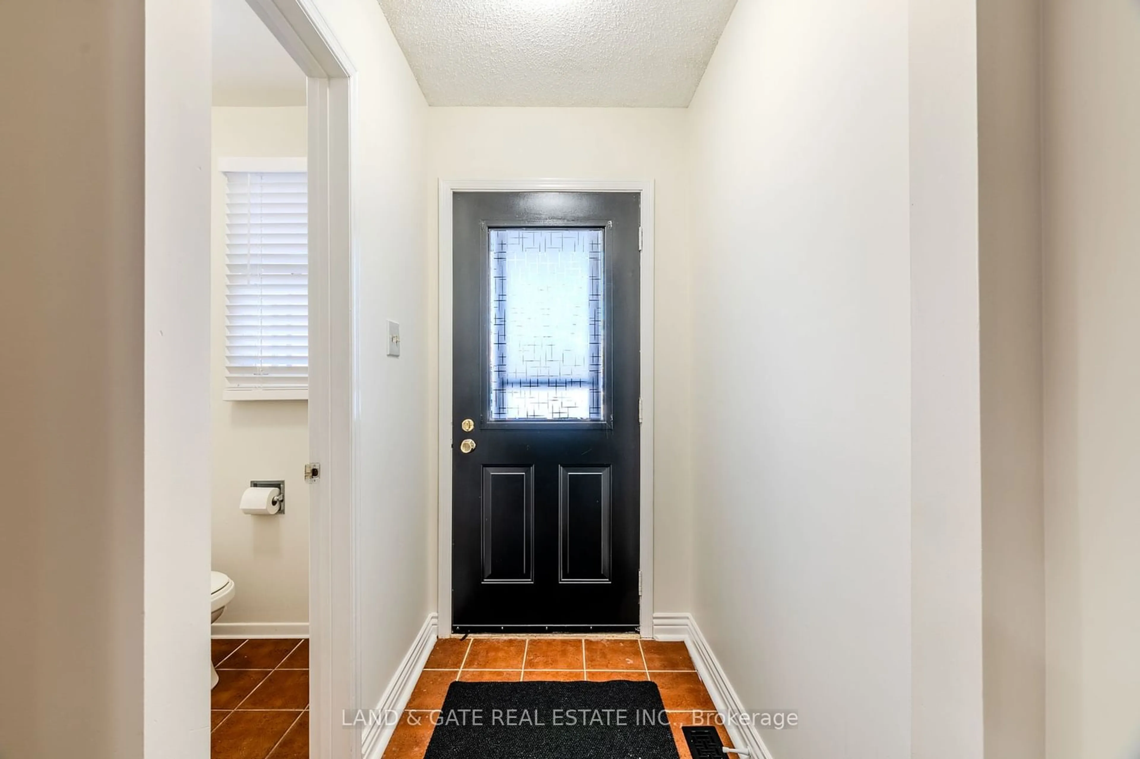 Indoor entryway for 11 Golders Green Ave, Toronto Ontario M1C 3N5