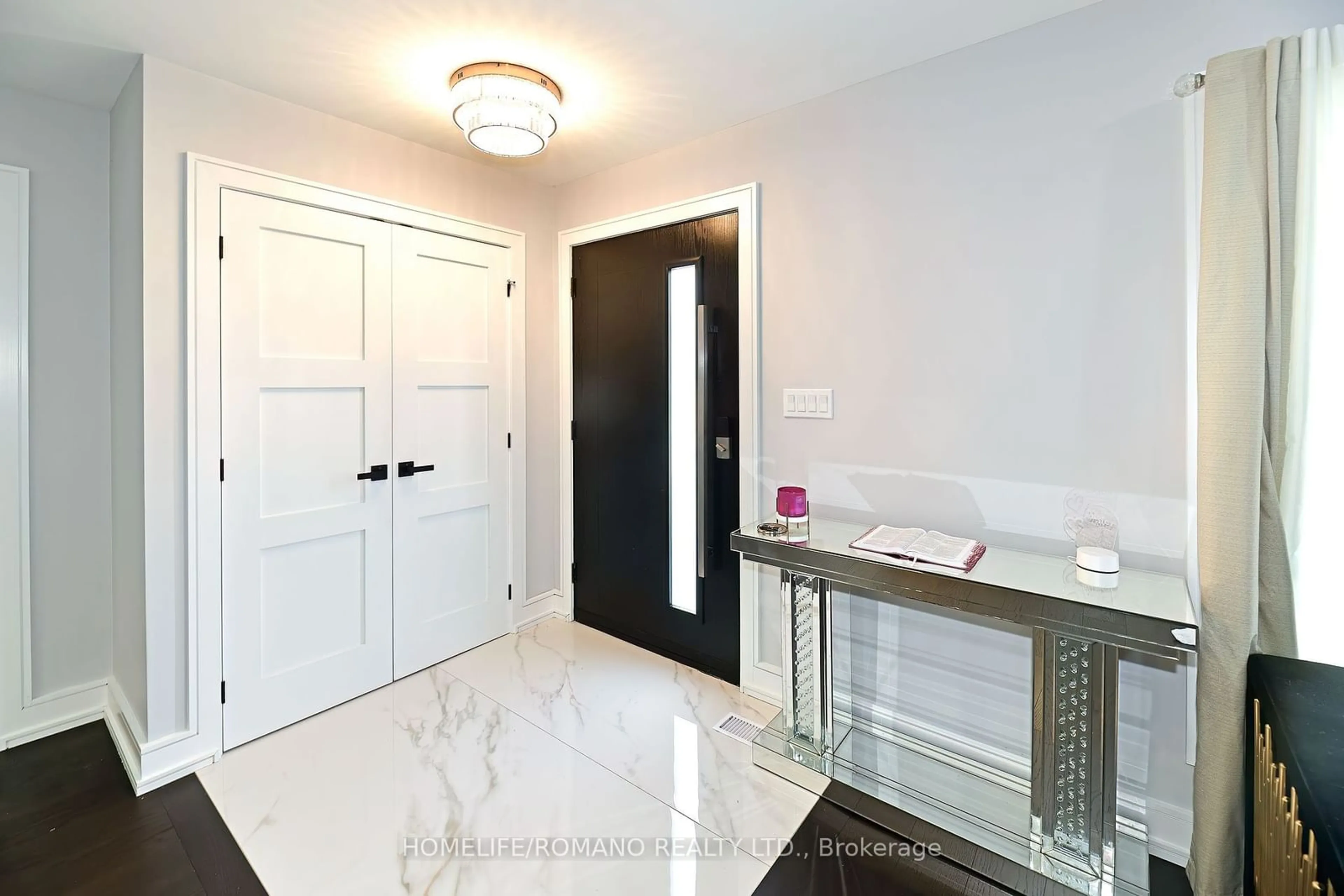 Indoor entryway for 826 Krosno Blvd, Pickering Ontario L1W 1G9